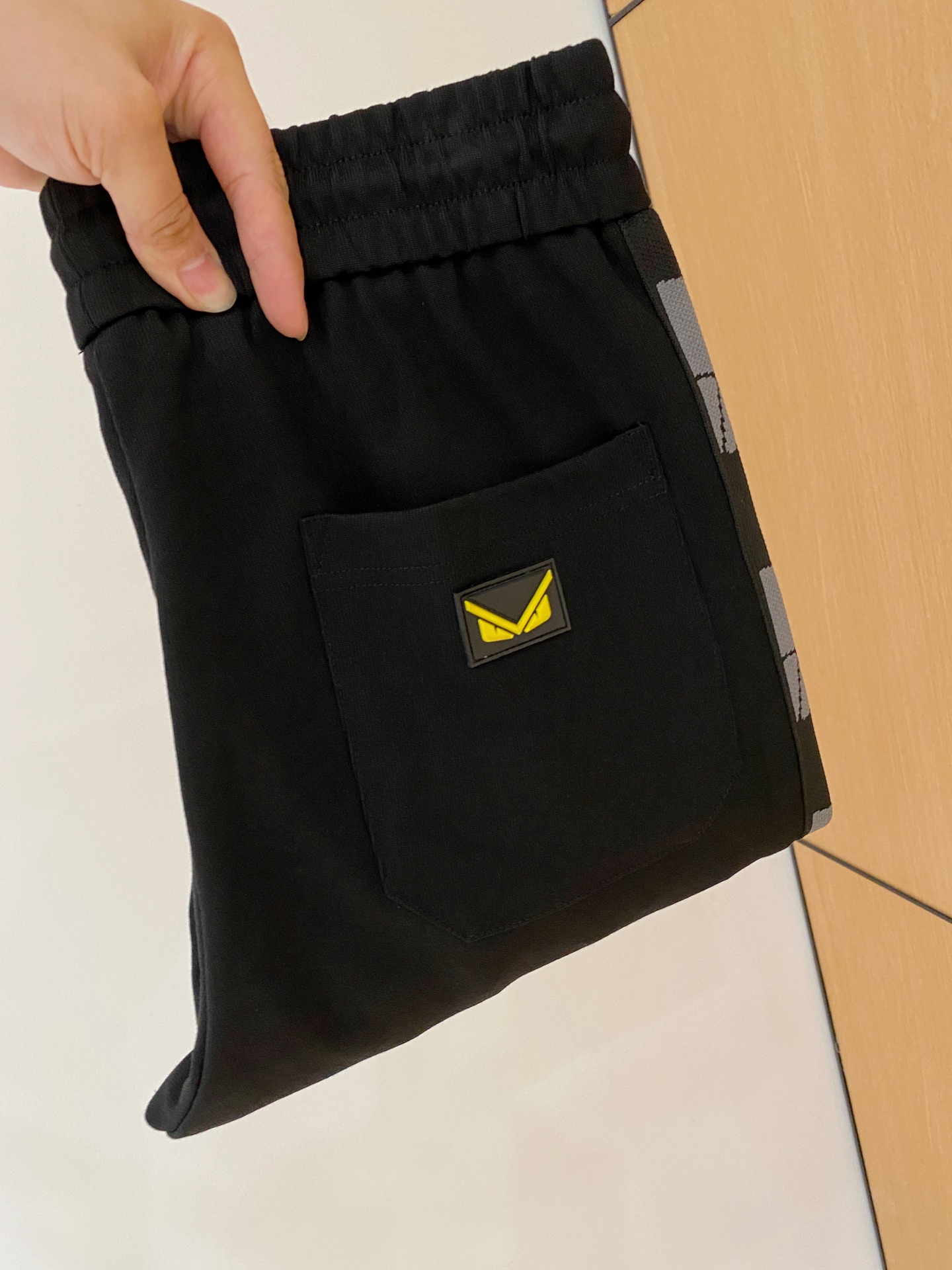 NO:539991,Fendi 2025 autumn and winter new men's casual trousers, high-end products are simple, fashionable and generous, customized original imported fabrics, simple, neat and refreshing, the quality workmanship details can stand any form of test, simple, generous and versatile, elegant and handsome, and a brand new visual feeling!  He has invincible appearance, excellent details, and is not picky about others!  Code number M-3xL, fendi, alexander wang19860909芬迪 2025秋冬新款男士休闲长裤 高端货简洁时尚大方 定制原版进口面料 简洁利落又清爽 品质做工细节经得起任何形式检验,简约大方百搭款 上身优雅帅气,焕然一新的即视感！品相无敌,细节都很到位,上身不挑人！码数M-3xL,,fendi,alexander wang,Men's clothing