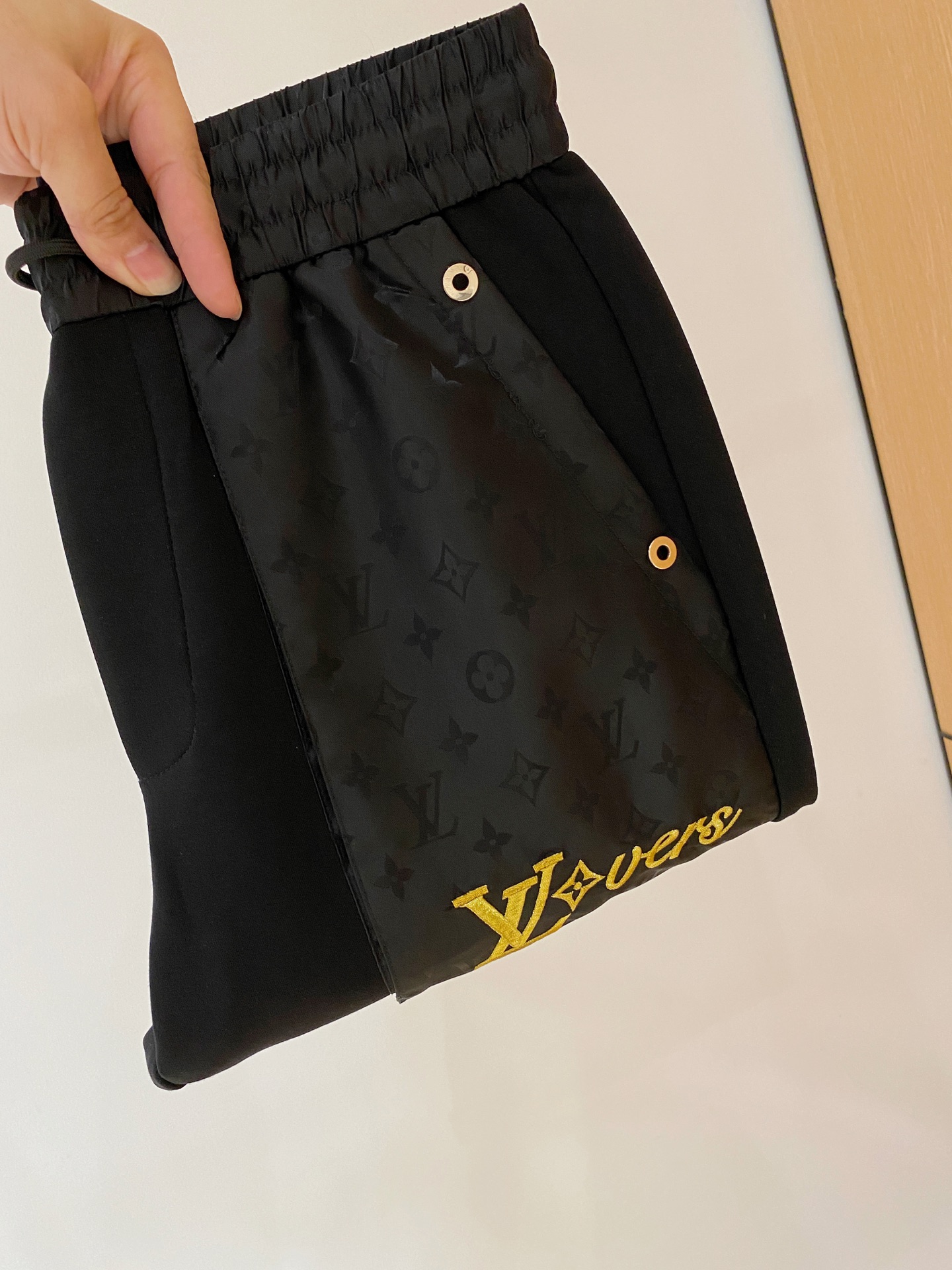 NO:539987,Lv 2025 autumn and winter new men's casual trousers, high-end products are simple, fashionable and generous, customized original imported fabrics, simple, neat and refreshing, the quality workmanship details can stand any form of test, simple, generous and versatile, elegant and handsome, and a brand new visual feeling!  He has invincible appearance, excellent details, and is not picky about others!  Code number M-3xL, louis vuitton,alexander wang19860909Lv 2025秋冬新款男士休闲长裤 高端货简洁时尚大方 定制原版进口面料 简洁利落又清爽 品质做工细节经得起任何形式检验,简约大方百搭款 上身优雅帅气,焕然一新的即视感！品相无敌,细节都很到位,上身不挑人！码数M-3xL,,louis vuitton,alexander wang,Men's clothing