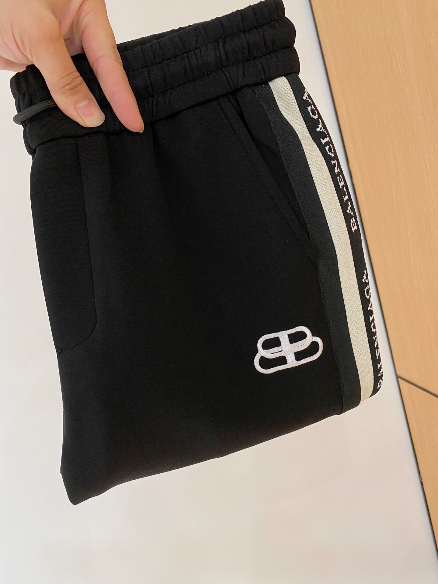 NO:539985,Balenciaga 2025 autumn and winter new men's casual trousers, high-end products are simple, fashionable and generous, customized original imported fabrics, simple, neat and refreshing, the quality workmanship details can stand any form of test, simple, generous and versatile, elegant and handsome, and a brand new visual feeling!  He has invincible appearance, excellent details, and is not picky about others!  Code number M-3xL, balenciaga, alexander wang19860909巴黎世家 2025秋冬新款男士休闲长裤 高端货简洁时尚大方 定制原版进口面料 简洁利落又清爽 品质做工细节经得起任何形式检验,简约大方百搭款 上身优雅帅气,焕然一新的即视感！品相无敌,细节都很到位,上身不挑人！码数M-3xL,,balenciaga,alexander wang,Men's clothing