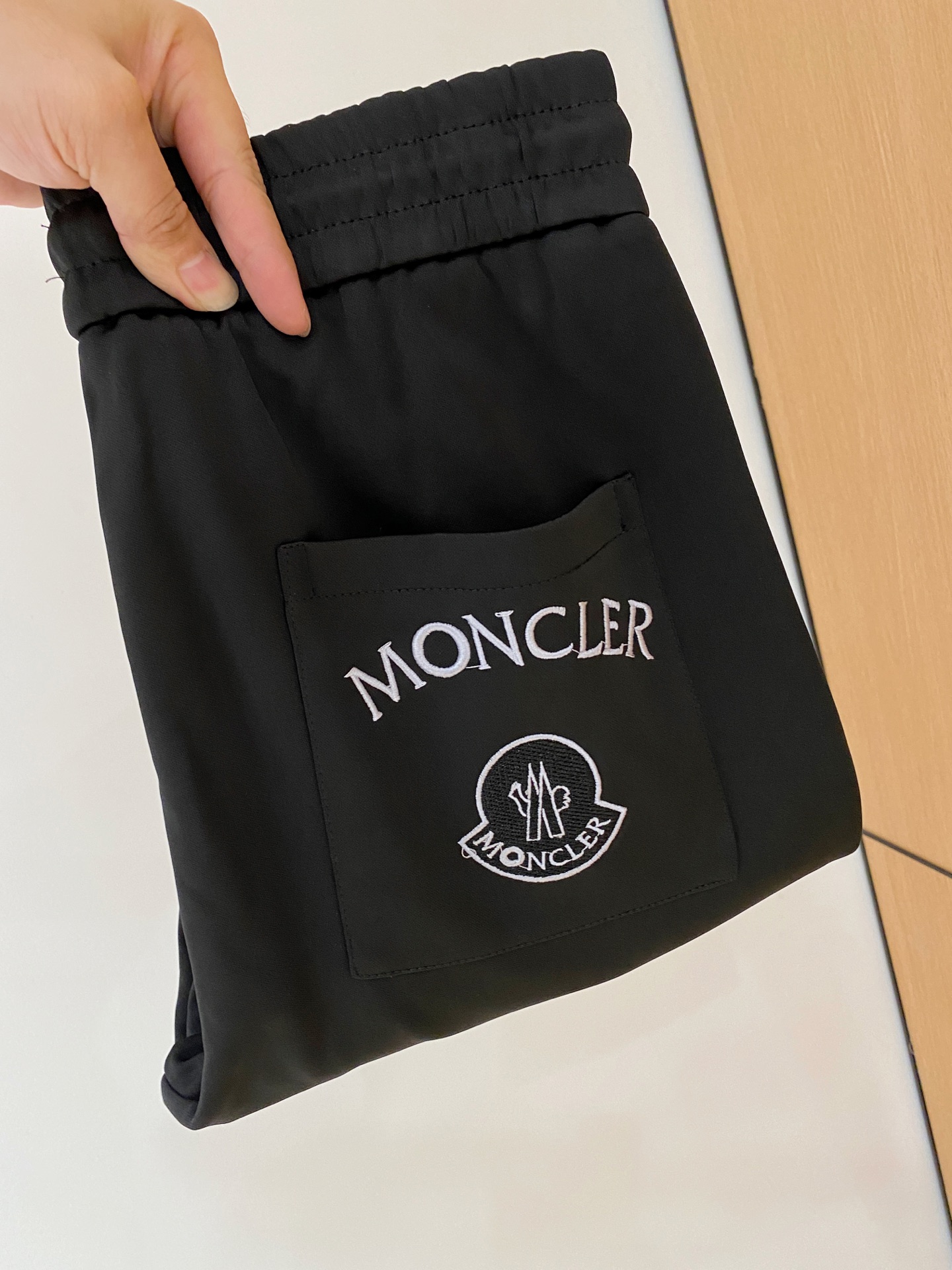 NO:539983,The new men's casual trousers for autumn and winter 2025 high-end products are simple, fashionable and generous. Customized original imported fabrics are simple, neat and refreshing. The quality workmanship details can stand any form of test. They are simple, generous and versatile. The upper body is elegant and handsome, and the new visual feel is refreshing!  He has invincible appearance, excellent details, and is not picky about others!  Code number M-3xL, Moncler, alexander wang19860909蒙口 2025秋冬新款男士休闲长裤 高端货简洁时尚大方 定制原版进口面料 简洁利落又清爽 品质做工细节经得起任何形式检验,简约大方百搭款 上身优雅帅气,焕然一新的即视感！品相无敌,细节都很到位,上身不挑人！码数M-3xL,,Moncler,alexander wang,Men's clothing