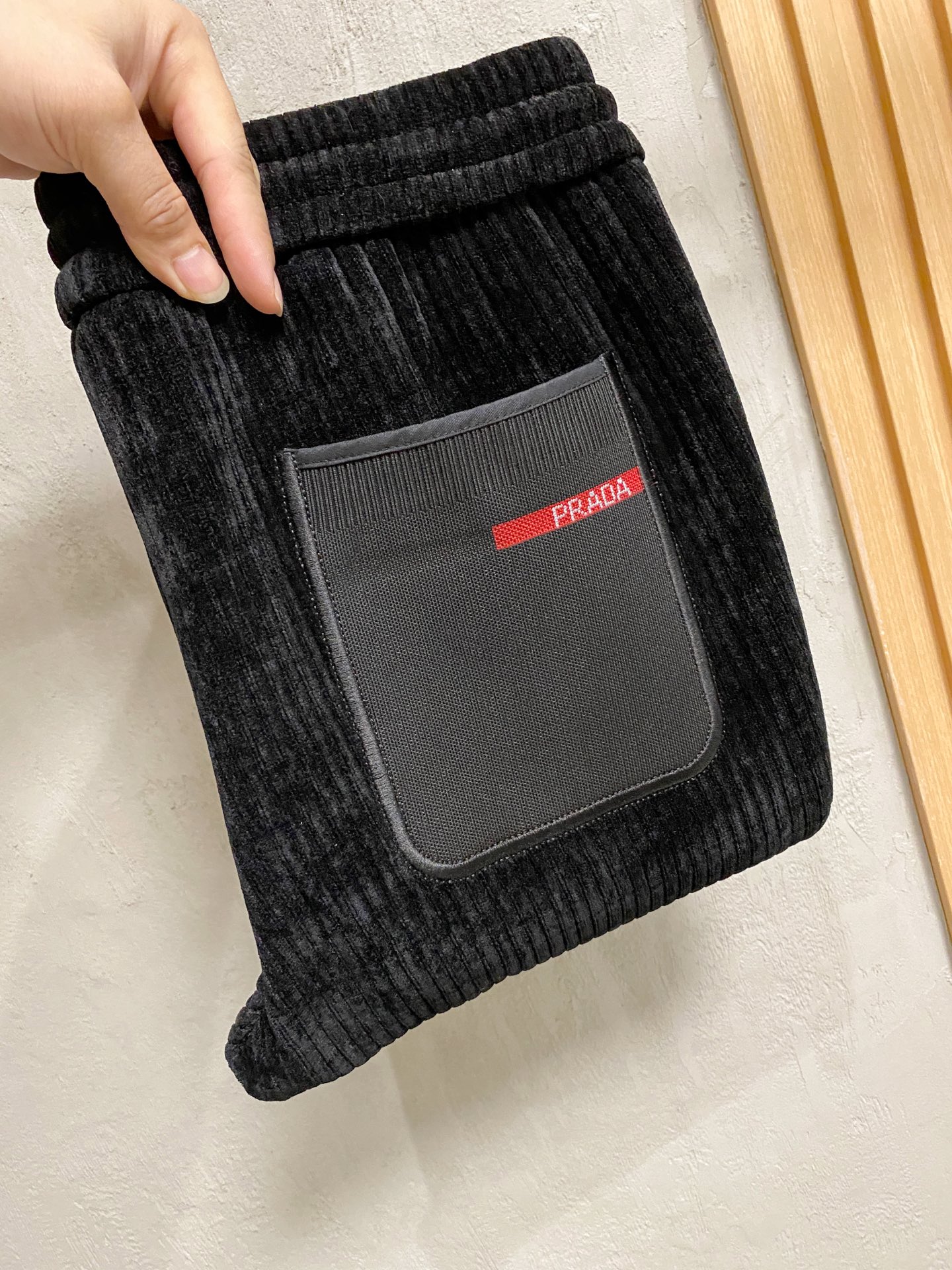 NO:519832,2025 latest trade order corduroy casual pants!  Full quality!  !  Customized exclusive corduroy fabric cut!  The upper body is comfortable and breathable, not stiff, and the overall three-dimensional feeling is rich and the quality is exported to meet the simple needs of commuters for dressing. The upper body is very effective, it looks slim and does not picky about the figure. The fabric workmanship is impeccable. Only good craftsmanship can make you look good and tasteful. It is a must-have item for everyone!  Size M-3XL, alexander wang198609092025最新贸易订单灯芯绒休闲裤！全品相！！定制专属灯芯绒面料剪裁！上身舒适透气,不僵硬,整体有着丰富的立体感,品质出口订单,满足通勤人们对于着装的简约需求,上身效果很好,显瘦,不挑剔身材.面料做工....无可挑剔,好工艺好面料才能穿出好品味一款,人手必备单品！尺码M-3XL,,alexander wang,Men's clothing