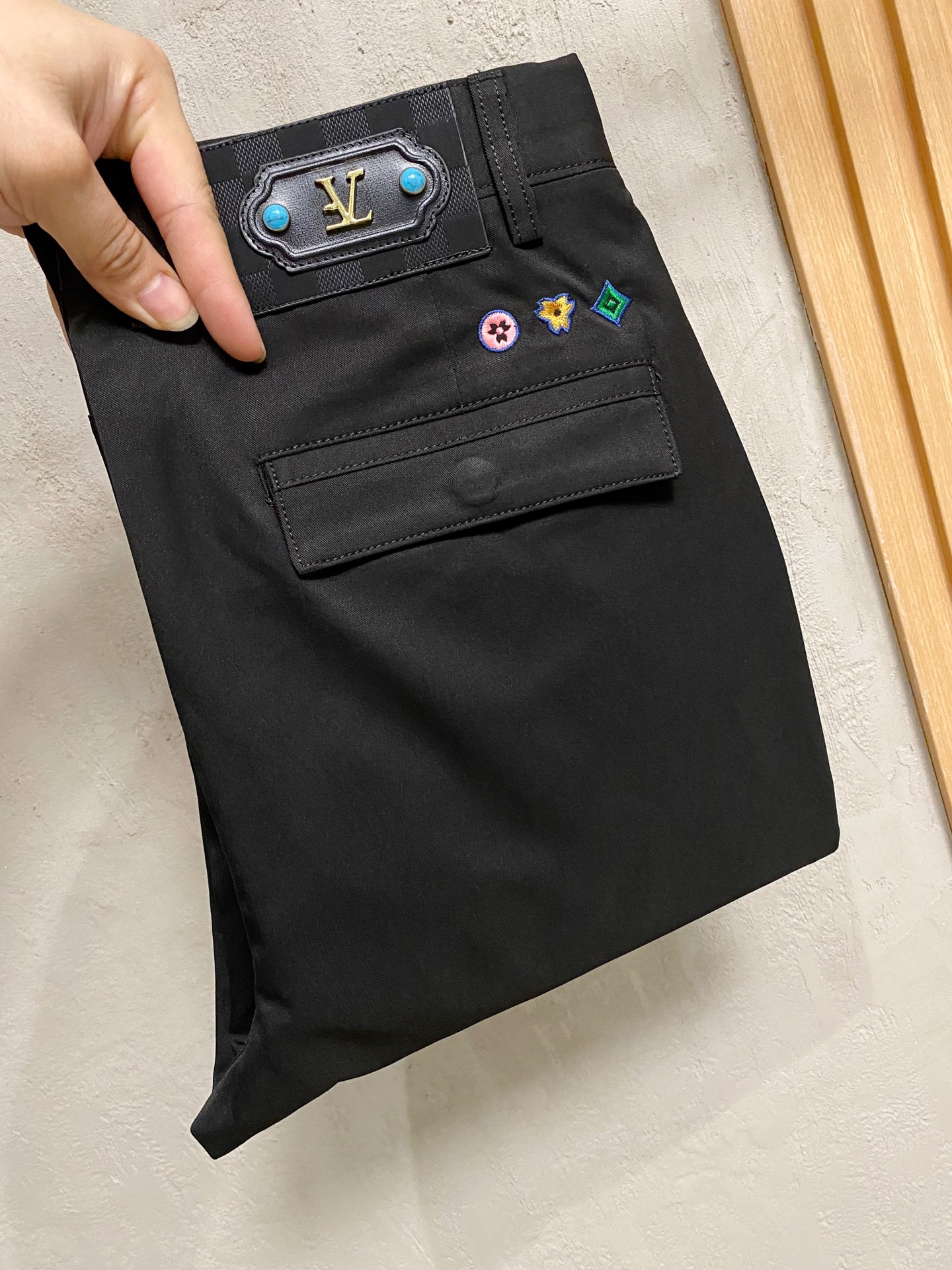 NO:519835,In the L family's FW show, L family brought a series of 'turquoise' products with the theme of paying tribute to American Western culture. The show China-Philippines Dong created a series of western-themed clothing decorated with 'turquoise', from jackets, shirts, belts, pants bags to earring necklaces and glasses, neatly, bringing a very stunning visual effect. New autumn and winter casual pants, customized fabrics, excellent comfort and strong hand touch. Very high awareness and perfect quality craftsmanship. Size M-3XL,,louis vuitton, jackets & coats,shirts,necklace,alexander wang19860909L家FW大秀中,L家以致敬美国西部文化为主题,带来了一系列「绿松石」产品. 大秀中菲董打造了一系列饰有「绿松石」的西部主题服饰,从外套、衬衫、腰带、裤子 包款到耳饰项链以及眼镜,整整齐齐,带来相当惊艳的视觉效果.秋冬新款休闲裤,定制面料,舒适度极好,手触感 烈.辦识度极高,完美品相工艺.尺码M-3XL,,louis vuitton,jackets & coats,shirts,necklace,alexander wang,Men's clothing