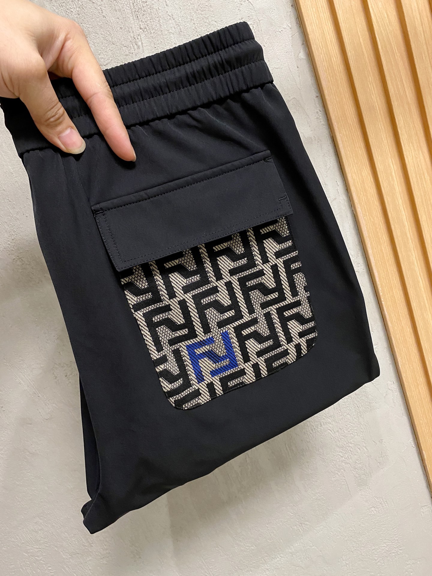 NO:519838,2025 new model, classic yellow monster eyes embroidered logo for men, fashionable sports and casual drawstring sweatpants!  Trading companies have sparse channels and GW is on sale at the same time!  The minimalist series of the little monster, the classic element of the F family’s Demon Eye, a classic work that is deeply rooted in people’s hearts!  Custom-made fabrics are selected for customers, with a soft and skin-friendly texture!  The front of the trouser body has a yellow embroidered embroidery, and the classic F logo with the back pocket. It not only shows the exquisite details, but also cleverly conveys the unique tone of the brand!  Drawstring elastic waist design makes it more comfortable to wear and does not feel tight!  Ribbed trouser legs can better shape them. No matter what body shape you are, you can find the most suitable dressing experience for you!  Code number M-3xL, fendi, alexander wang198609092025新款,男士经典黄色小怪兽眼睛刺绣标识时尚运动休闲抽绳卫裤！贸易公司渠道稀出,同步GW发售！ 小怪兽的极简系列,F家的经典元素恶魔之眼,深入人心的经典之作！ 选用了客供定制面料,质地柔软亲肤！裤身前幅标志性小怪兽黄色眼睛刺绣点缀,搭配后兜经典F标识,既展现了精致的细节处理,又巧妙地传达了品牌的独特调性！抽绳松紧裤腰设计,让穿着更为舒适,不会感到紧绷！罗纹束口裤脚则能更好地塑形,无论你是何种体型,都能找到最适合自己的穿着感受！码数M-3xL,,fendi,alexander wang,Men's clothing