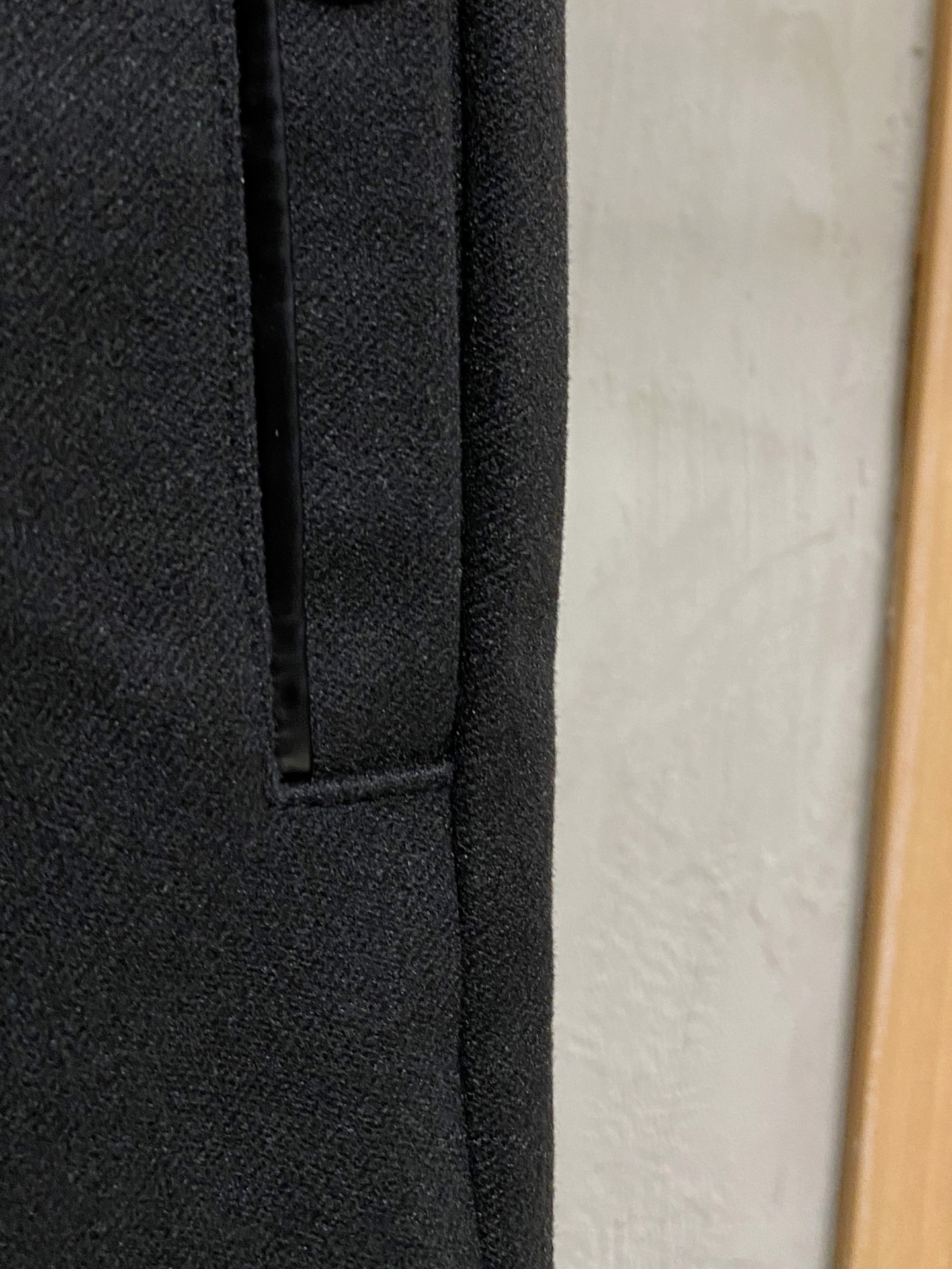 PRA 25s新款羊毛裤.小直筒设计.可搭配套装.运动休闲随意搭配.，面料柔软舒适有垂感.立挺上身有型！