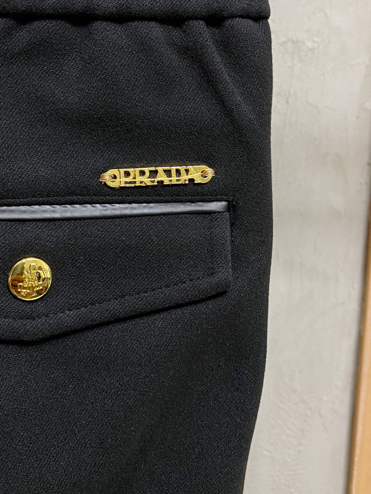 PRA 25s新款羊毛裤.小直筒设计.可搭配套装.运动休闲随意搭配.，面料柔软舒适有垂感.立挺上身有型！