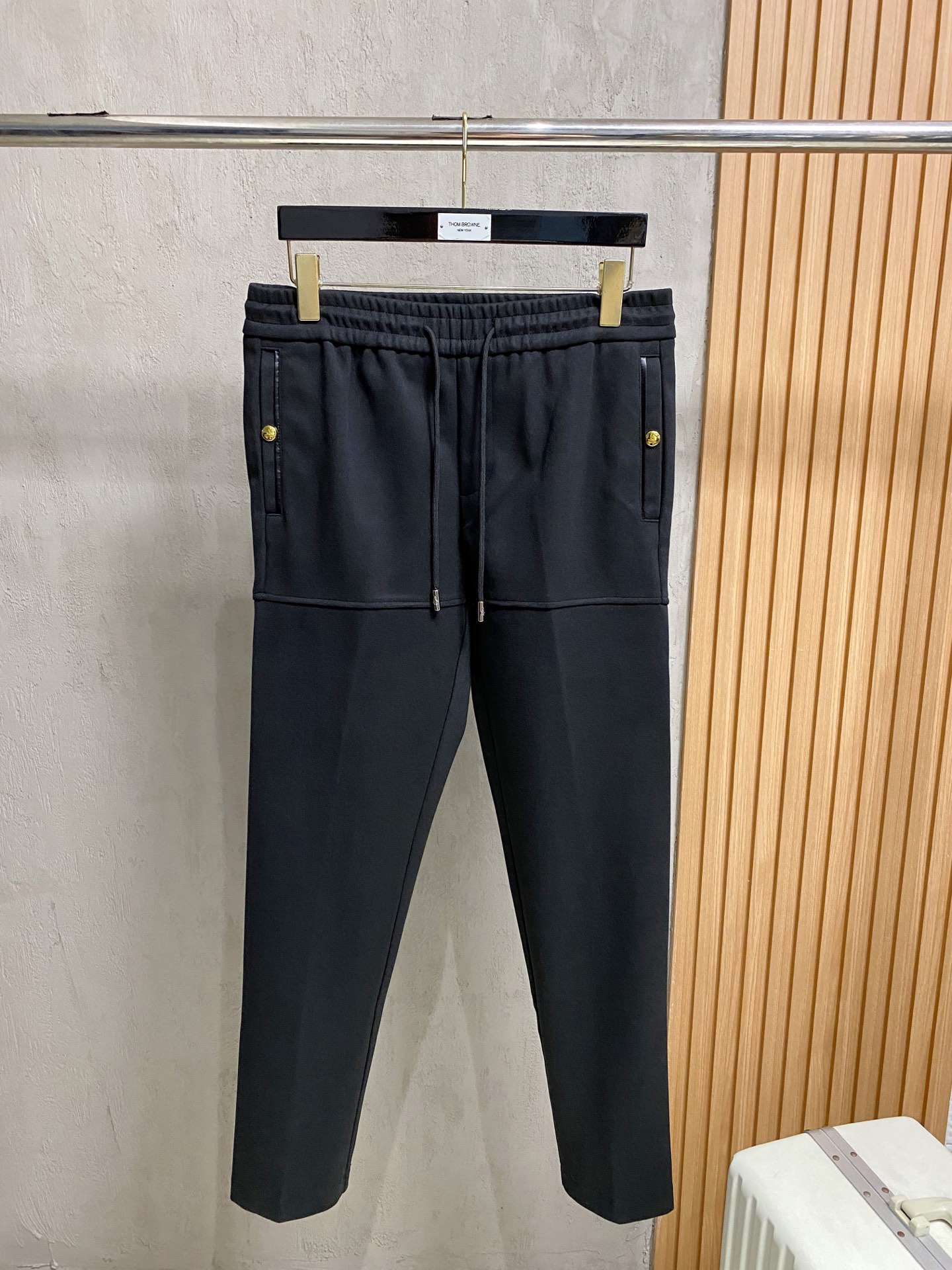 PRA 25s新款羊毛裤.小直筒设计.可搭配套装.运动休闲随意搭配.，面料柔软舒适有垂感.立挺上身有型！