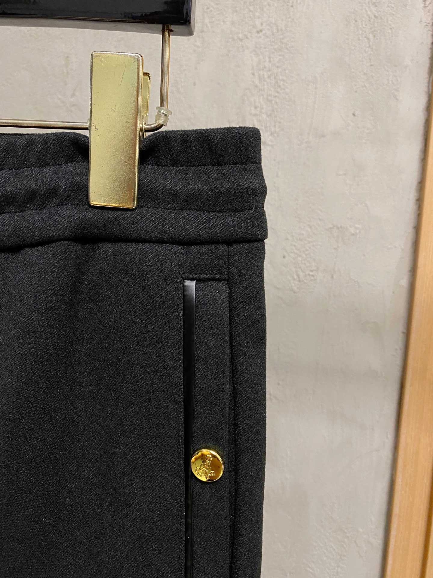 PRA 25s新款羊毛裤.小直筒设计.可搭配套装.运动休闲随意搭配.，面料柔软舒适有垂感.立挺上身有型！