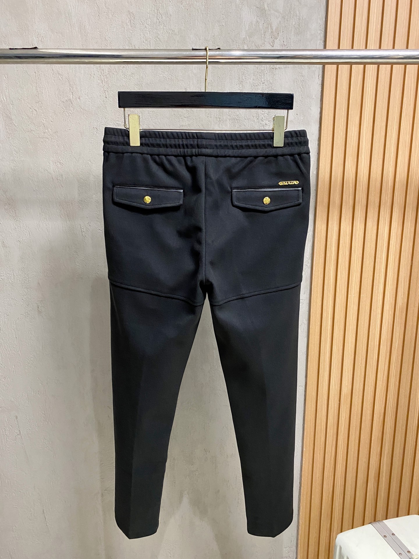 PRA 25s新款羊毛裤.小直筒设计.可搭配套装.运动休闲随意搭配.，面料柔软舒适有垂感.立挺上身有型！