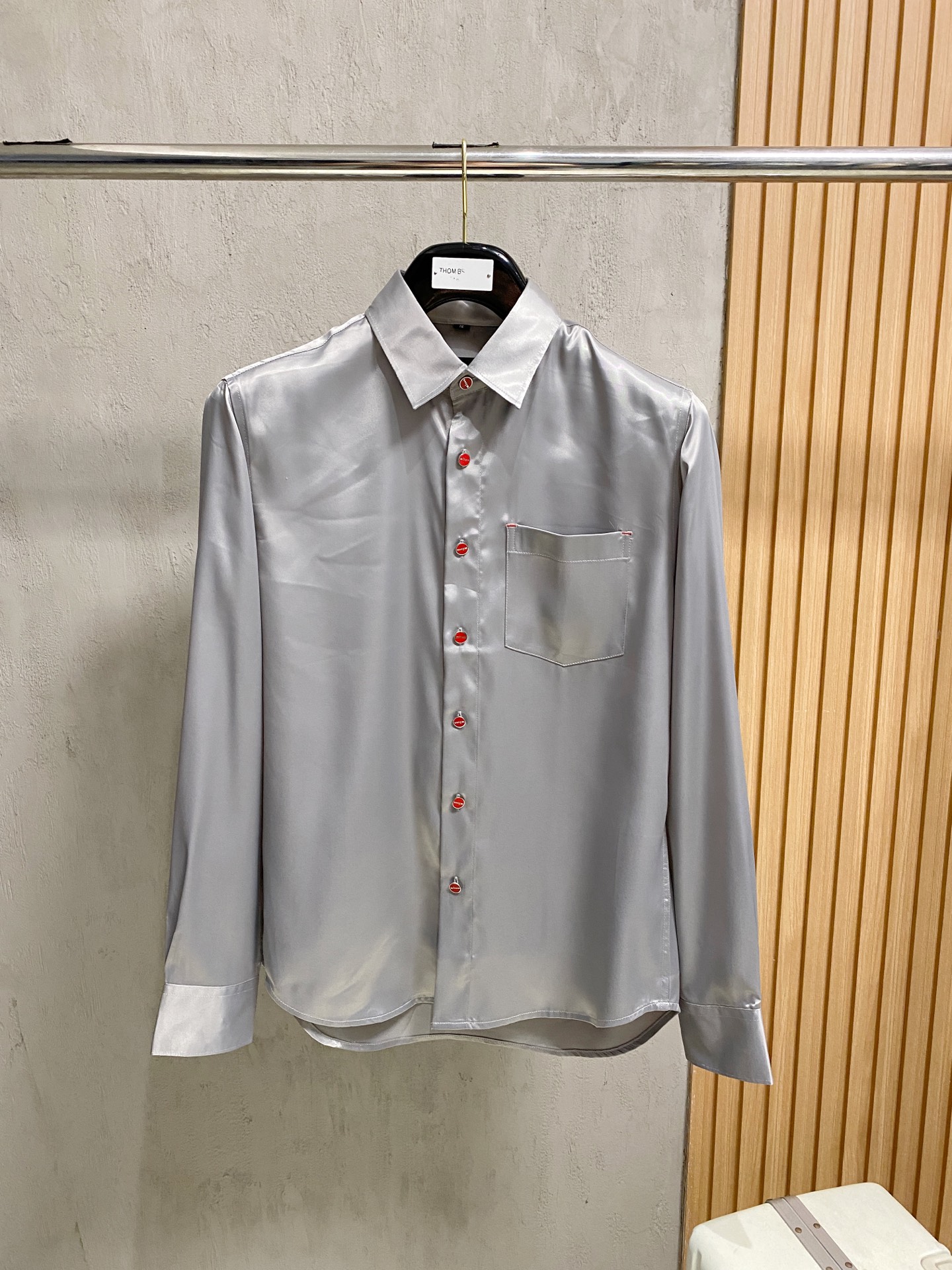 NO:519302,Kiton's new 25-year-old style. Fall in love with the little red button. Unlocking the free philosophy of gentlemen's new realm shirts. Among the thousands of choices of dress, some items are like low-key gentlemen, which seem ordinary, but actually hide the world. This casual long-sleeved shirt with customized fabrics is one of the best, especially the unique little red button, which has become the finishing touch and makes countless men fall in love with. The soft feel brings you a comfortable wearing experience. The shirt adopts a classic pointed collar design, which originated from the British royal family and is a symbol of elegance and elegance. The corners of the neck are sharp and slightly turned outward, which perfectly highlights the men's neckline. Whether it is paired with a tie to create a formal business style or unbutton the neckline and act casually, it shows the gentleman's demeanor. Wearing it instantly enhances the aura, whether it is business negotiations, social gatherings or daily travel, you can be confident.  And the small red button is definitely the soul of this shirt. In a plain or elegant tone, the bright red quietly appears, breaking the conventional dullness. It is like a mysterious symbol, low-key but highly recognizable, inadvertently revealing the wearer's unique taste and personality. When the breeze blows, the shirt swings in the wind, the red button appears faintly, becoming the visual focus of the crowd, adding a playfulness and agility to the overall look. This casual long-sleeved shirt for men, perfectly blending the unique charm of classic elegance and small red buttons, is a fashion item that men who pursue quality and personality cannot miss. Wear it, embrace freedom and comfort, and show the unique charm of gentlemanly.19860909Kiton25年新款.爱上小红扣.解锁绅装新境界衬衫的自在哲学 在着装的万千选择中,有些单品宛如低调的绅士,看似平凡,实则暗藏乾坤.这款甄选定制面料的休闲长袖衬衫,便是其中的佼佼者,尤其是那独特的小红扣,成为了点睛之笔,令无数男士为之倾心. 手感柔软为你带来惬意的穿着体验. 衬衫采用经典尖领设计,这种领型起源于英国王室,是优雅与精致的象征.领角尖锐且微微外翻,能够完美地衬托出男士的颈部线条,无论是搭配领带打造正式商务风,还是解开领口随性而为,都尽显绅士风度.穿上它,瞬间提升气场,无论是商务洽谈、社交聚会还是日常出行,都能自信满满. 而那小巧的小红扣,绝对是这款衬衫的灵魂所在.在一片素色或淡雅的色调中,那一抹鲜艳的红悄然出现,打破了常规的沉闷.它像是一个神秘的符号,低调却又极具辨识度,不经意间流露出穿着者独特的品味与个性.当微风轻拂,衬衫随风摆动,小红扣若隐若现,成为了人群中的视觉焦点,为整体造型增添了一份俏皮与灵动. 这款男士休闲长袖衬衫,经典优雅以及小红扣的独特魅力完美融合,是追求品质与个性的男士们不可错过的时尚单品.穿上它,拥抱自由与舒适,展现独特的绅士魅力. 码数M-3XL,,shirts,ties,alexander wang,Men's clothing