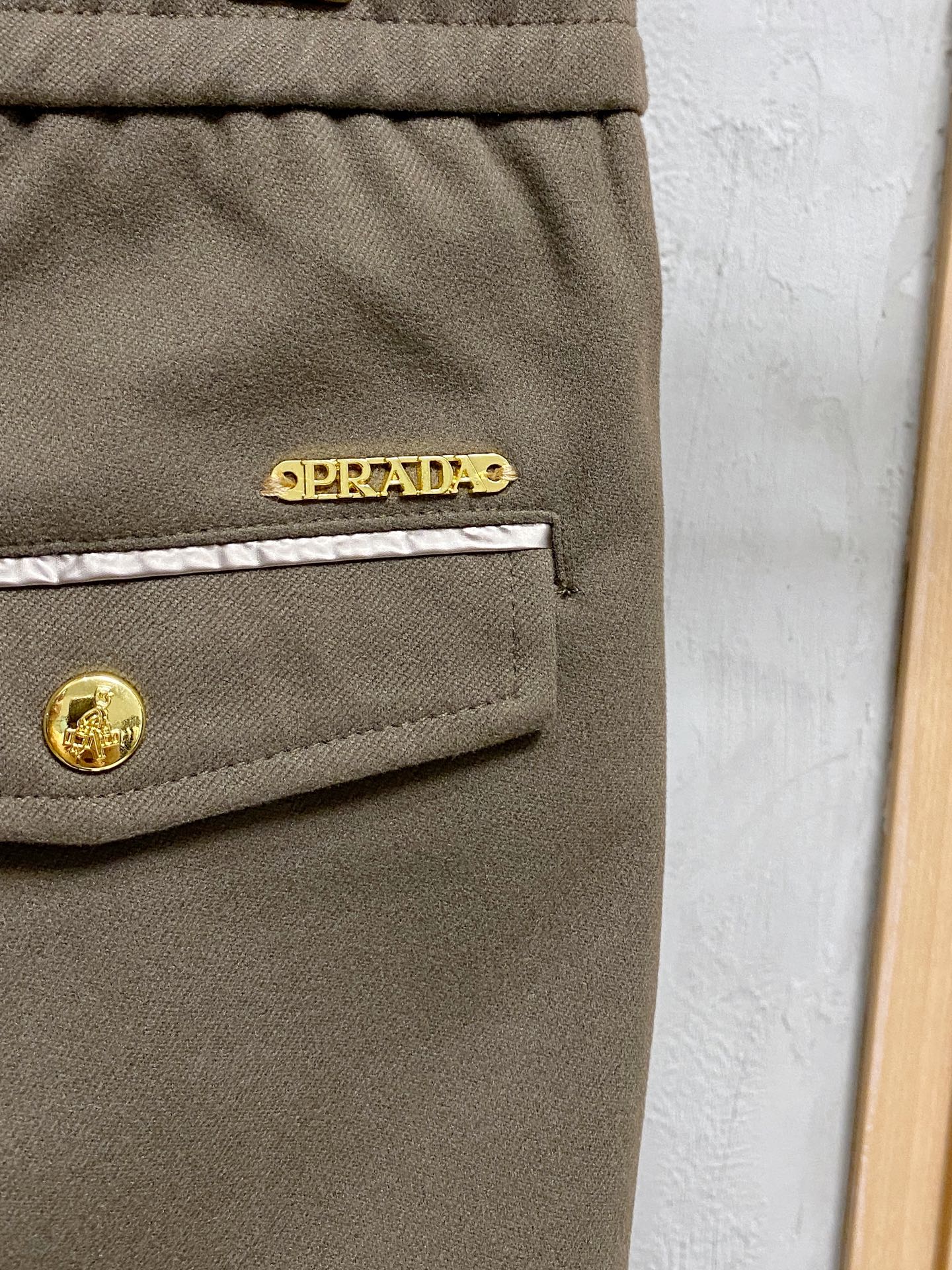 PRA 25s新款羊毛裤.小直筒设计.可搭配套装.运动休闲随意搭配.，面料柔软舒适有垂感.立挺上身有型！