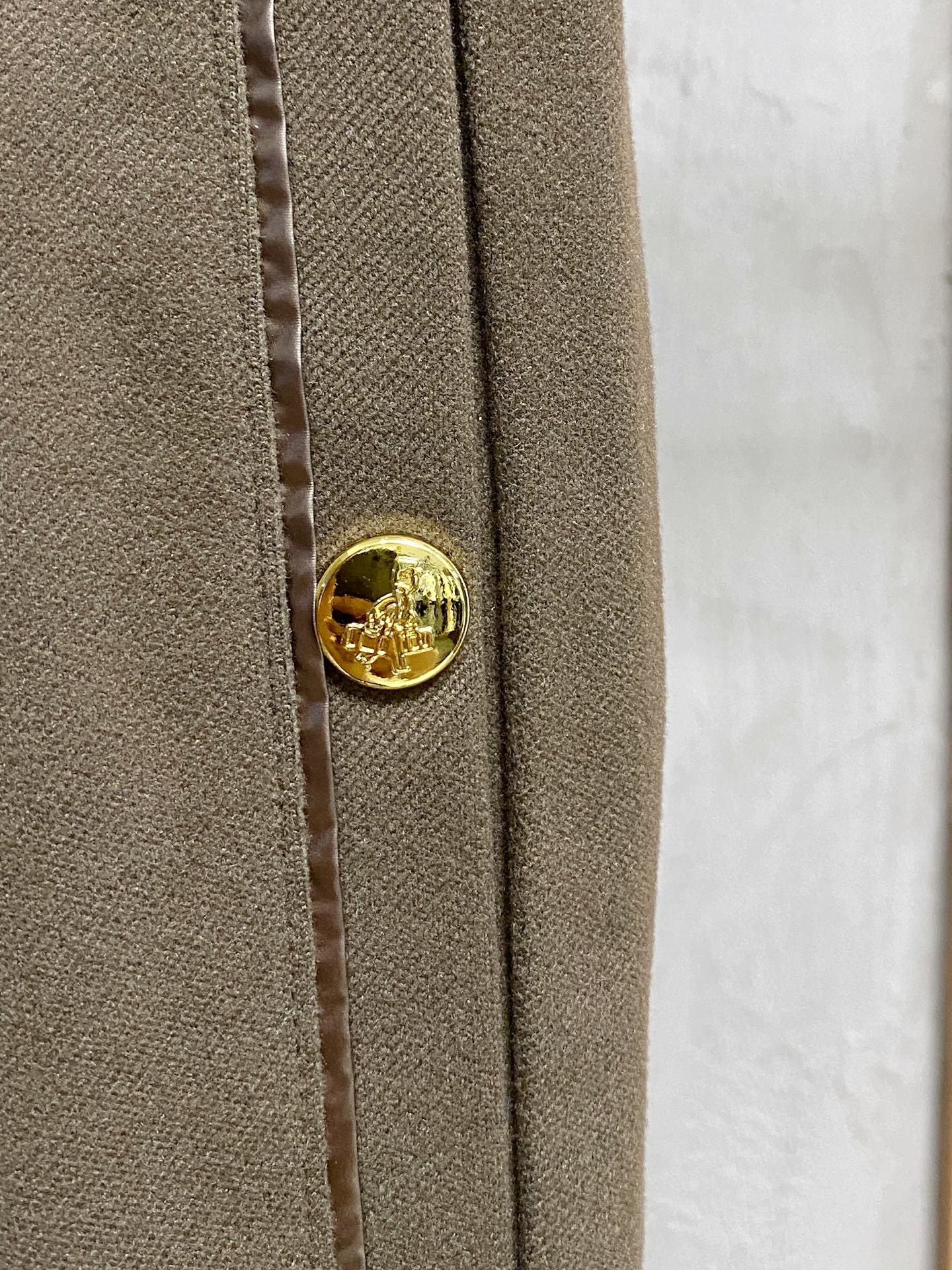 PRA 25s新款羊毛裤.小直筒设计.可搭配套装.运动休闲随意搭配.，面料柔软舒适有垂感.立挺上身有型！