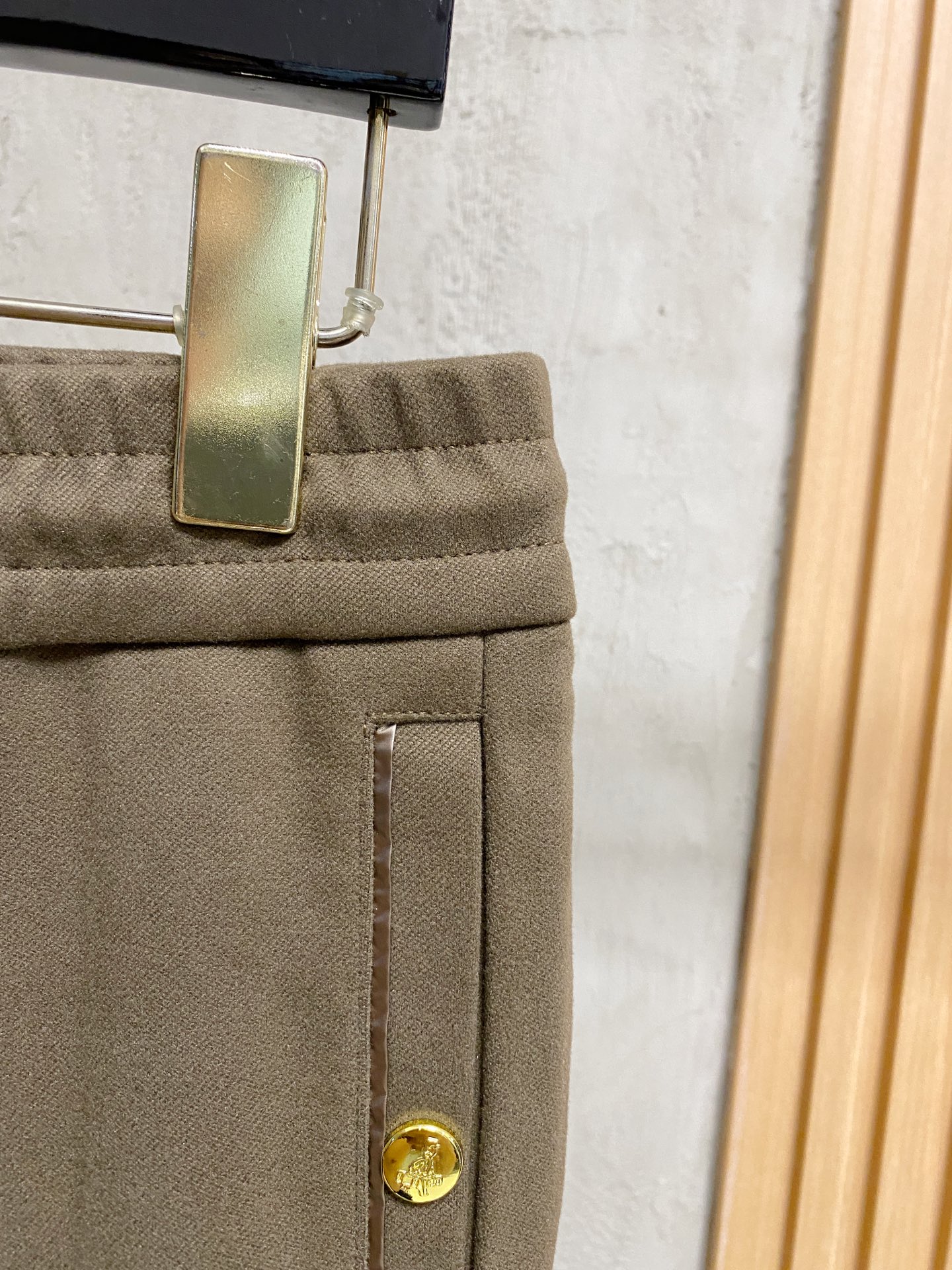 PRA 25s新款羊毛裤.小直筒设计.可搭配套装.运动休闲随意搭配.，面料柔软舒适有垂感.立挺上身有型！