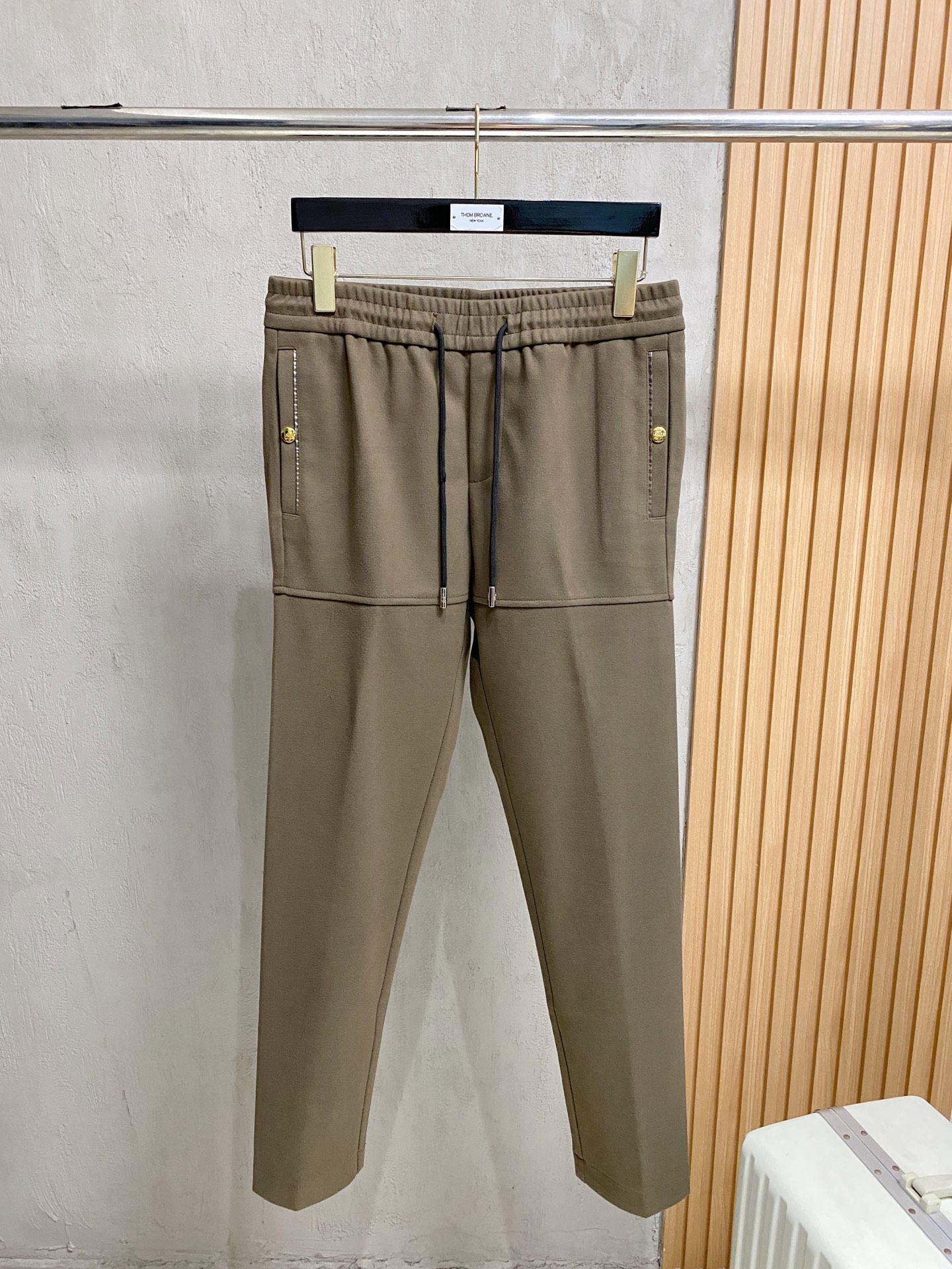 PRA 25s新款羊毛裤.小直筒设计.可搭配套装.运动休闲随意搭配.，面料柔软舒适有垂感.立挺上身有型！