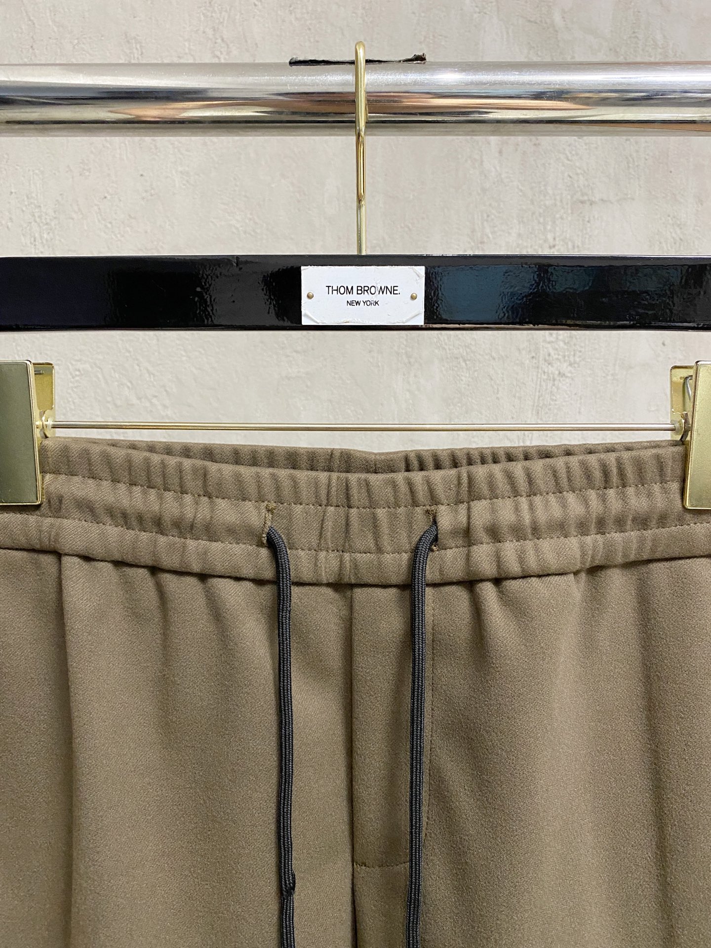 PRA 25s新款羊毛裤.小直筒设计.可搭配套装.运动休闲随意搭配.，面料柔软舒适有垂感.立挺上身有型！