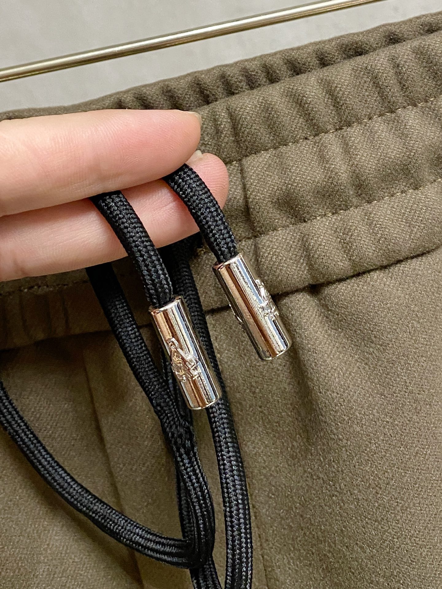 PRA 25s新款羊毛裤.小直筒设计.可搭配套装.运动休闲随意搭配.，面料柔软舒适有垂感.立挺上身有型！