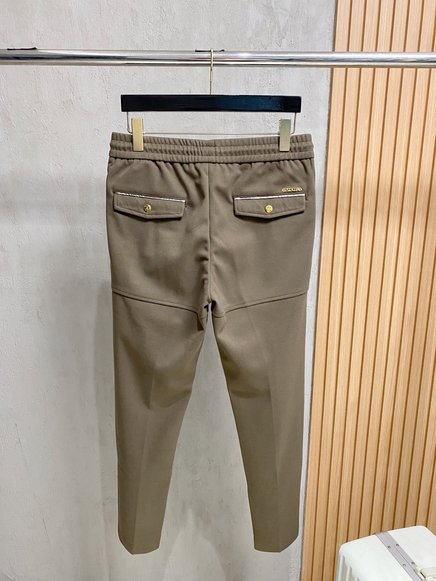 PRA 25s新款羊毛裤.小直筒设计.可搭配套装.运动休闲随意搭配.，面料柔软舒适有垂感.立挺上身有型！