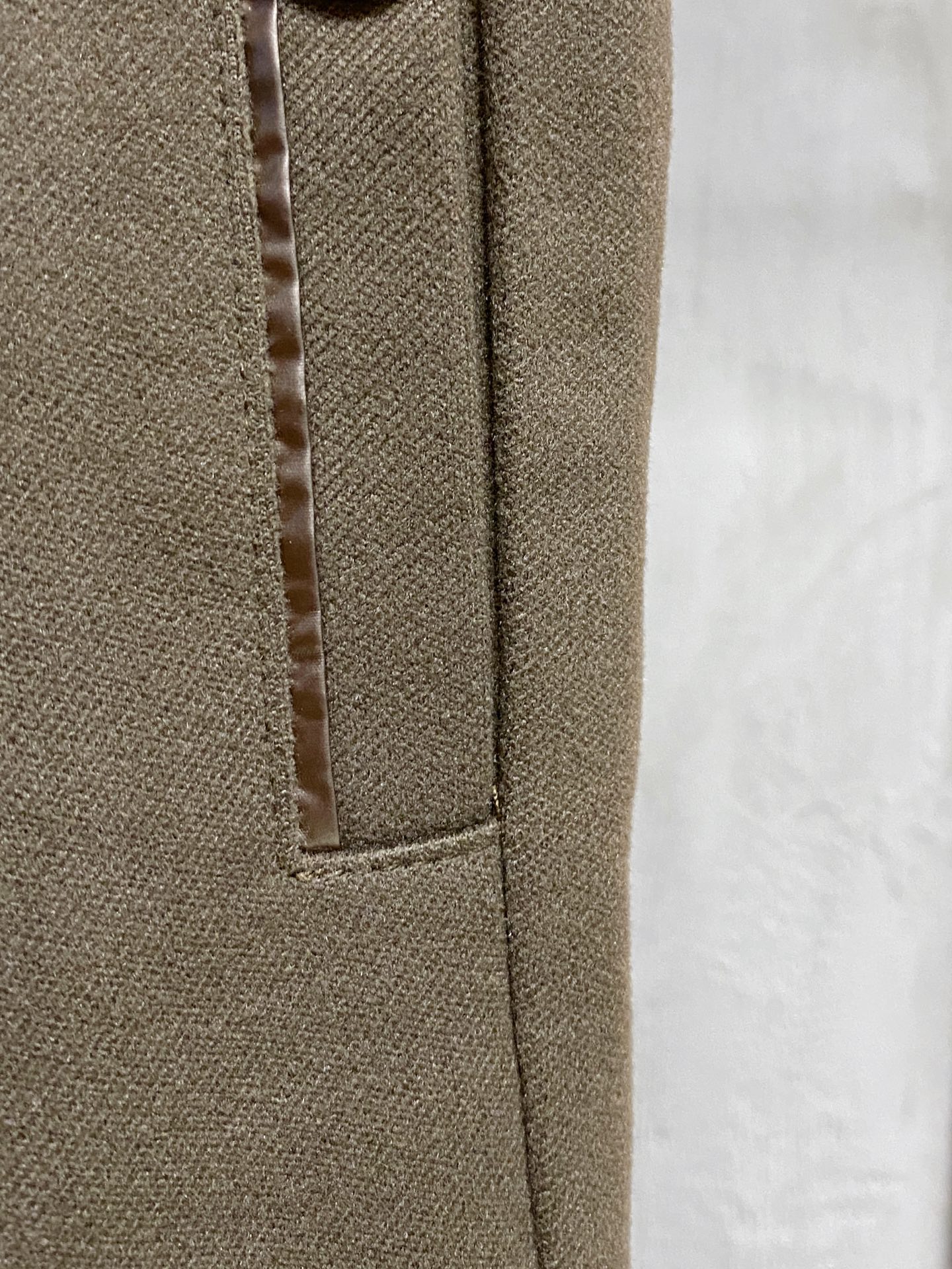 PRA 25s新款羊毛裤.小直筒设计.可搭配套装.运动休闲随意搭配.，面料柔软舒适有垂感.立挺上身有型！