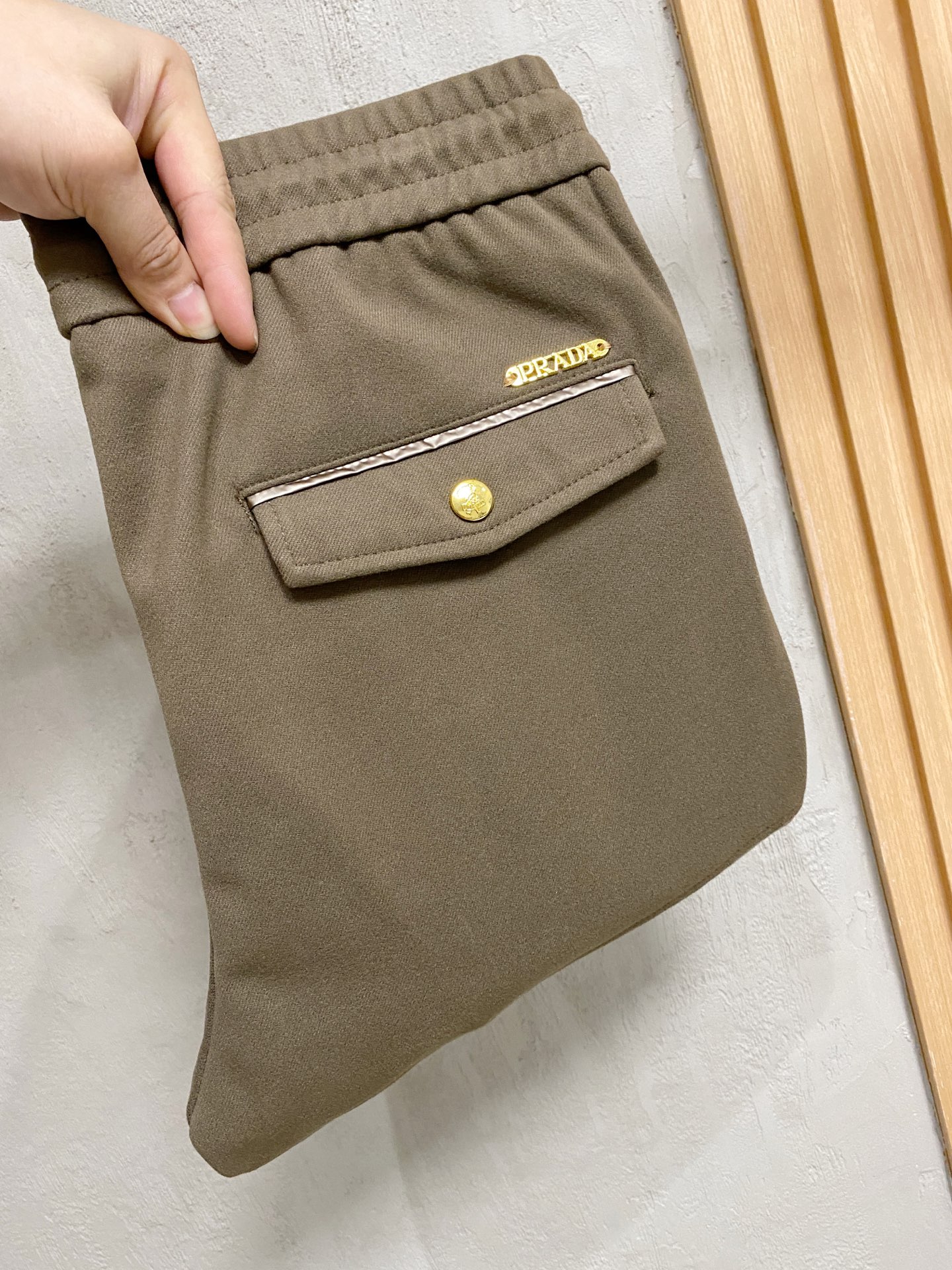 PRA 25s新款羊毛裤.小直筒设计.可搭配套装.运动休闲随意搭配.，面料柔软舒适有垂感.立挺上身有型！