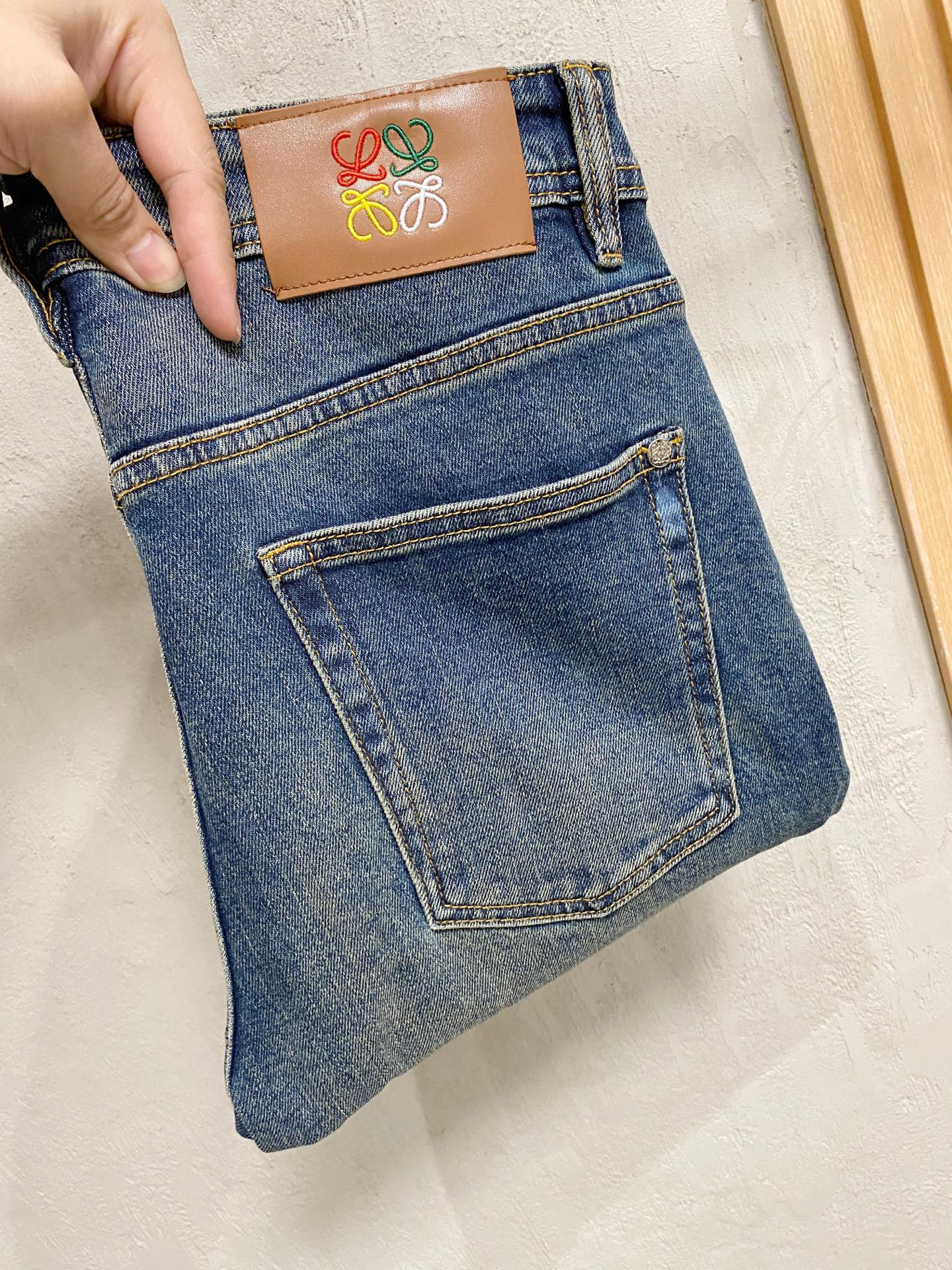 NO:519847,LVE 25-year original single men's fashion casual denim jeans, Hong Kong foreign business channel goods, high-end Japanese OEM production, heavy platinum-grade products, counters and same channel orders, official album poster outfits!  Predictable single items, a pair of jeans dominated by fabrics and craftsmanship, abandons the previous style and tone and takes the minimalist route. They are very pure and neat and clean, and the level of control in terms of dressing is not limited. They can be business or casual and fashionable, both solemn and harmonious, and have a full aura!  Customer-supplied high-quality imported denim original color fabric, specially selected Japanese Okayama pure 13oz ounce denim fabric, heavy environmentally friendly plant enzyme washing process, the texture has a light retro color, which is quite beautiful. The fabric is soft and delicate after washing, but has a strong bones and a little elastic, providing an excellent comfort experience, without any damage to the craft elements throughout the body, retaining the purest tannin color!  The details are impeccable, perfectly following the elements of the new season. The latest waist leather mark highlights the brand characteristics. Combined with elegant brand elements, it highlights the quality of the details. It is equipped with the iconic twisted buttons of the season, which adds a lot of visual points. It is fashionable and modern, and is very exquisite. It highlights the brand identity in the details and strongly reflects the overall luxury and high-end feeling!  The color matching is a classic and fashionable high-end counter color, with tough and capable lines, which meets the most popular color for men. It is very pure saturation gray, with perfect style and excellent hip lifting effect. It can easily sweep any top matching in the wardrobe. It has extensive compatibility and is satisfied with various daily outfits. It has a lot of upper body styles and must-have trousers for quality control and denim control!  Color blue Size 30 31 32 33 34 36 38,,louis vuitton,jeans,alexander wang19860909LVE 25 年原单男士时装休闲丹宁牛仔裤,香港洋行渠道货,高端日本代工出品,重磅白金级臻品,专柜同渠道订单,官宣画册海报穿搭款！ 可预测性的爆卖单品,以面料和工艺为主导的一款牛仔裤,摒弃了以往的风格与基调,走了极简的路线,非常纯粹且利落干净,穿搭性方面驾驭层次不受局限,即可商务也可休闲时髦,亦庄亦谐,自带满格气场！ 客供高级进口的丹宁原色面料,特选日本冈山纯正13oz 盎司牛仔布料,重磅环保植物酵素水洗工艺,肌理有着淡淡的复古色彩,相当漂亮,面料经过水洗后柔软细腻,但筋骨感极强,且略带弹力,提供了绝佳的舒适体验,通身无任何工艺元素破坏,保留了最纯粹的丹宁本色！ 细节无可挑剔,完美沿袭了新一季的元素,最新的腰部皮标彰显了品牌特质,结合优雅的品牌元素,凸显了细节之品质感,搭载当季标志性扭曲纽扣,视觉方面加分不少,时髦而摩登,非常精湛,于细节之处即彰显了品牌身份又强烈体现出整体的奢华与高级感！ 配色属于经典时尚高级专柜色,硬朗干练的线条,符合男性最为心头好的色调,非常纯粹的饱和度灰,版型剪裁完美,提臀修身效果绝佳,可轻松横扫衣橱任何的上装搭配,兼容性广泛,满足于日常各种穿搭,上身型款十足,于品质控及牛仔迷控者必入型裤装！ 颜色蓝色 尺码30 31 32 33 34 36 38,,louis vuitton,jeans,alexander wang,Men's clothing