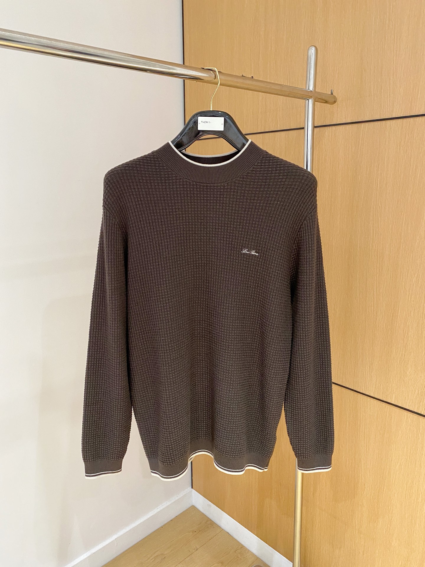 NO:502367,Top quality>Office official website is released simultaneously! All accessories are customized for original products, and the trading company's genuine product orders. High-end custom imported fabrics are extracted from natural plant fibers. They are thinner than ordinary cotton fabrics. They feel soft and comfortable to wear. They are not easy to irritate the skin. The fabric is hygroscopic and breathable. Size: 48-56,,alexander wang19860909顶级品质>专柜官网同步发售！辅料全部原版定制出品,贸易公司真品订单.高级定制进口面料,以天然植物纖維提炼出来,比一般棉织物轻薄 手感柔软,穿着舒适 完全不易有刺激皮肤 面料吸湿性、透气性良好 尺码: 48-56,,alexander wang,Men's clothing