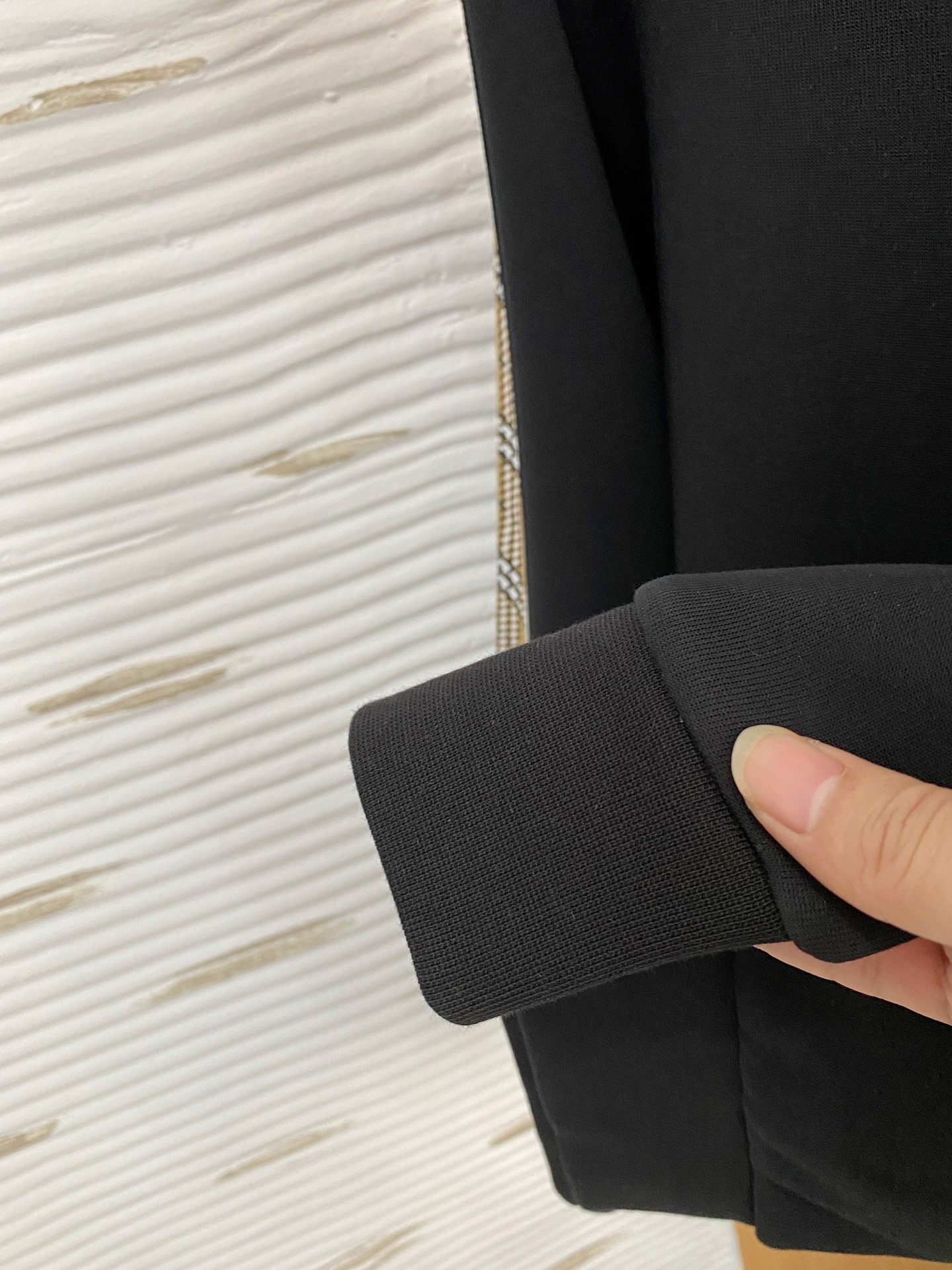 。巴宝莉*2025秋冬  几何拼接的设计 很有亮点，标志字母刺绣🪡细节上凸显质感 整体设计上身时尚而赋予