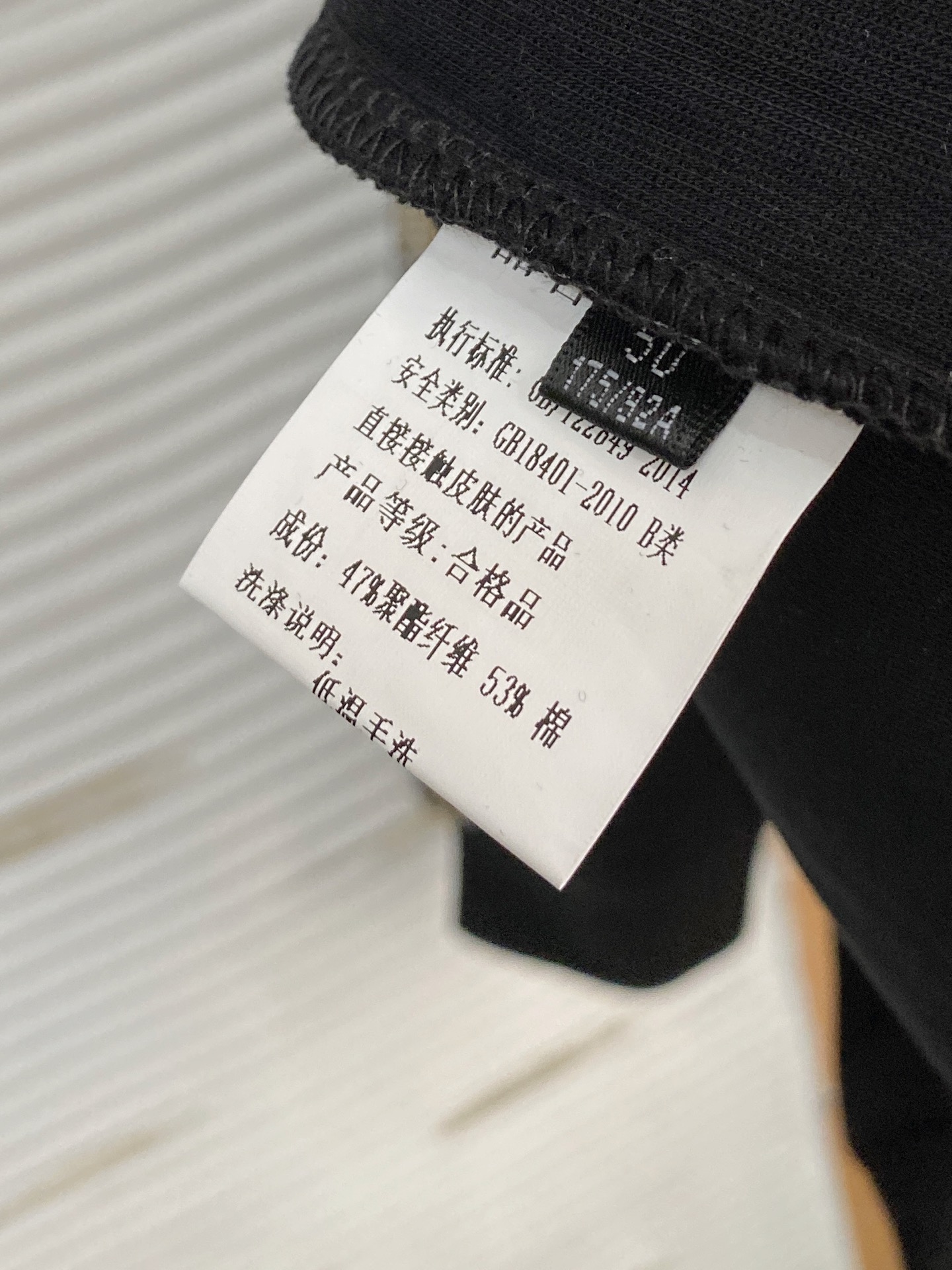 。巴宝莉*2025秋冬  几何拼接的设计 很有亮点，标志字母刺绣🪡细节上凸显质感 整体设计上身时尚而赋予