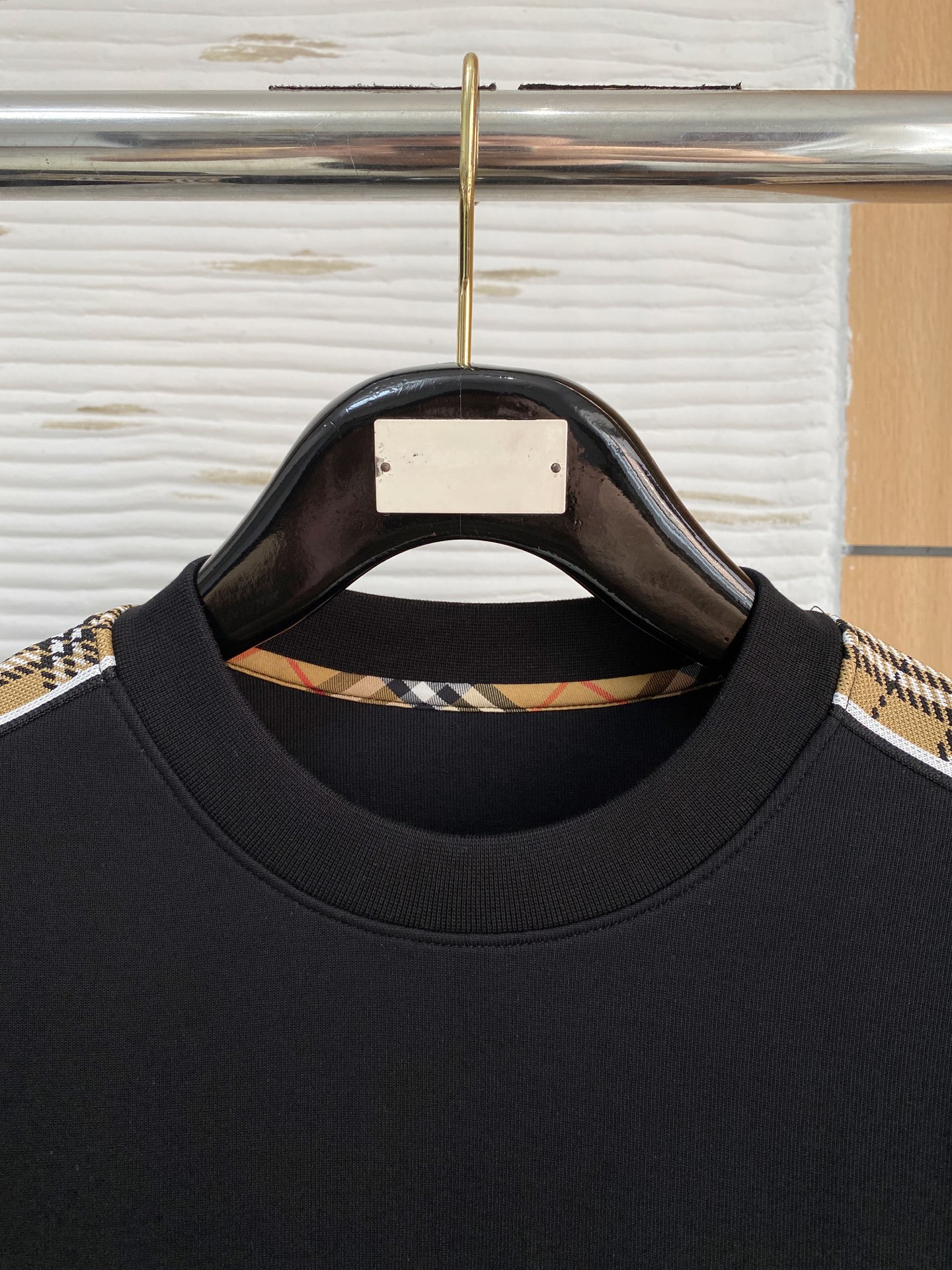 。巴宝莉*2025秋冬  几何拼接的设计 很有亮点，标志字母刺绣🪡细节上凸显质感 整体设计上身时尚而赋予