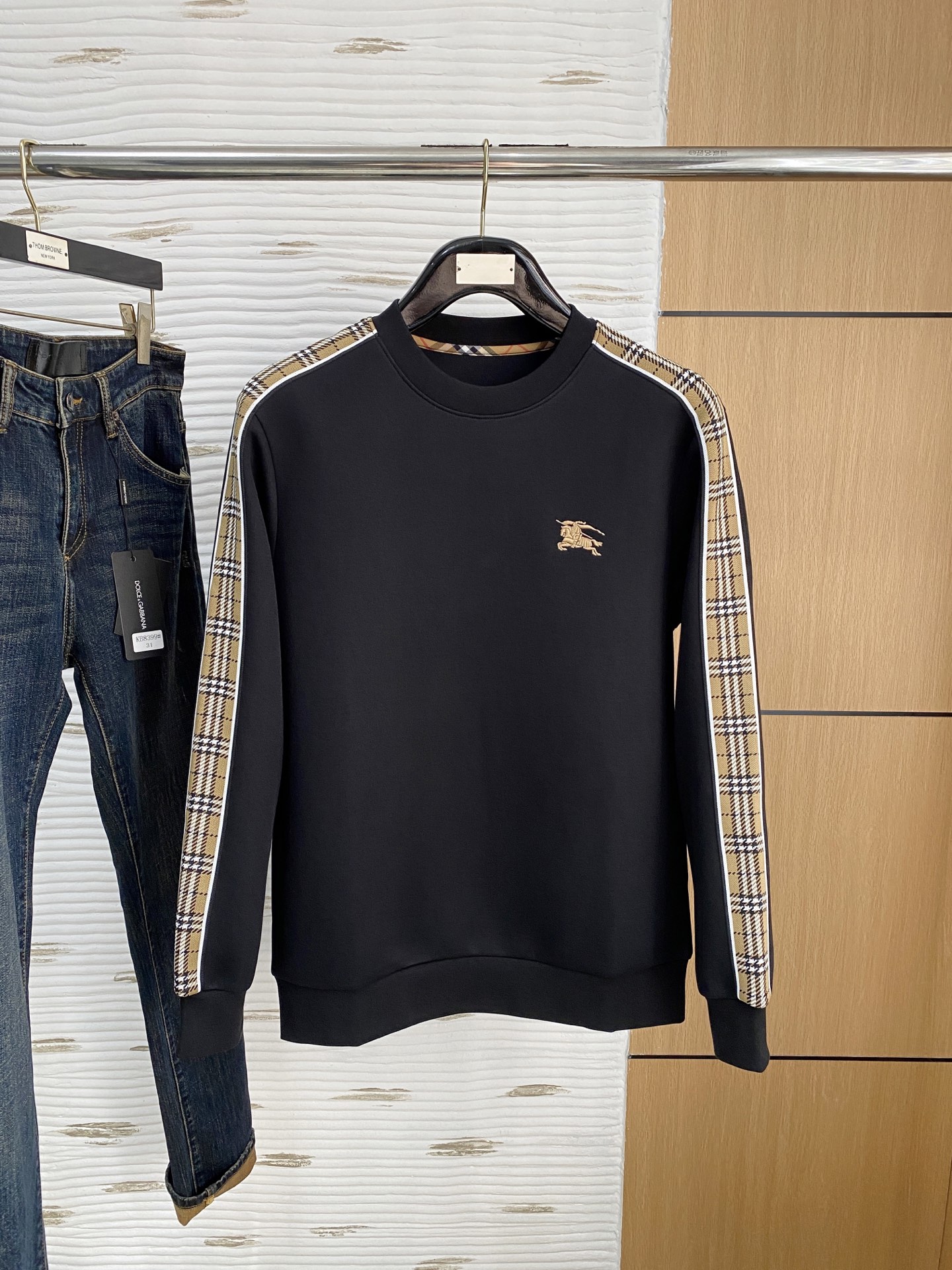 。巴宝莉*2025秋冬  几何拼接的设计 很有亮点，标志字母刺绣🪡细节上凸显质感 整体设计上身时尚而赋予