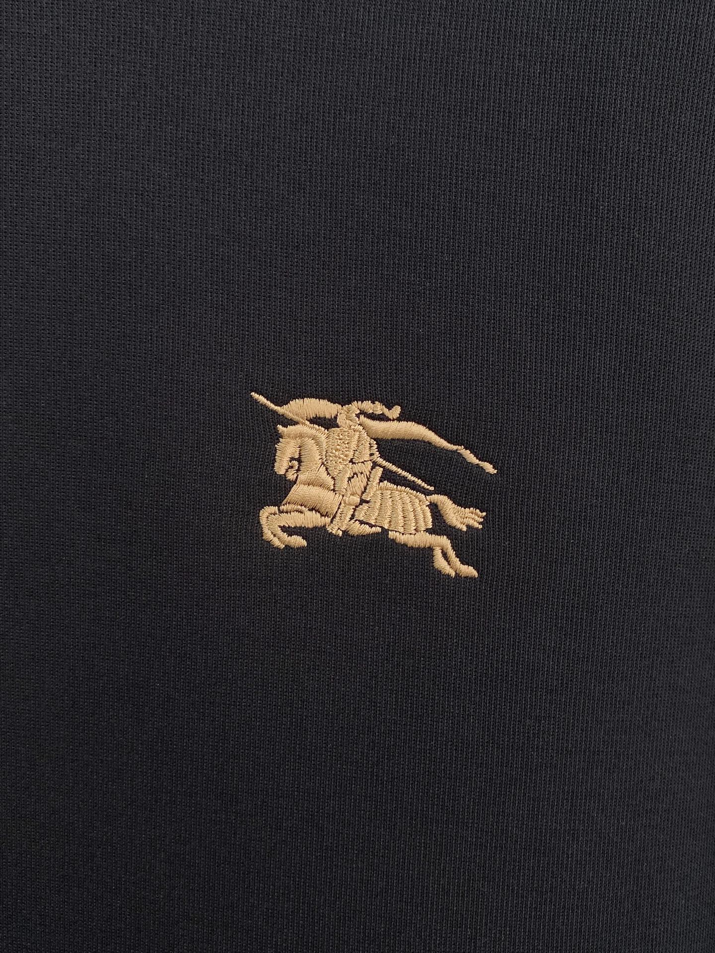 。巴宝莉*2025秋冬  几何拼接的设计 很有亮点，标志字母刺绣🪡细节上凸显质感 整体设计上身时尚而赋予