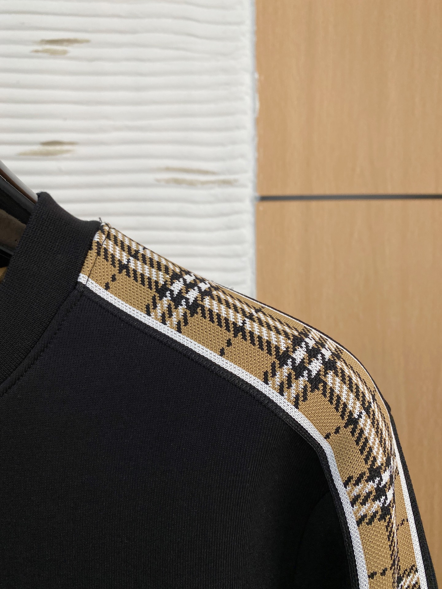 。巴宝莉*2025秋冬  几何拼接的设计 很有亮点，标志字母刺绣🪡细节上凸显质感 整体设计上身时尚而赋予