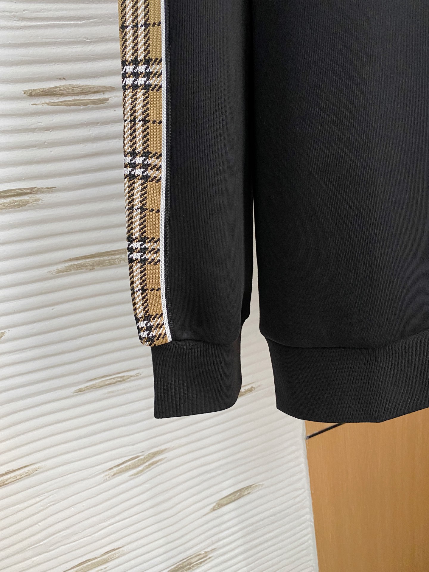 。巴宝莉*2025秋冬  几何拼接的设计 很有亮点，标志字母刺绣🪡细节上凸显质感 整体设计上身时尚而赋予