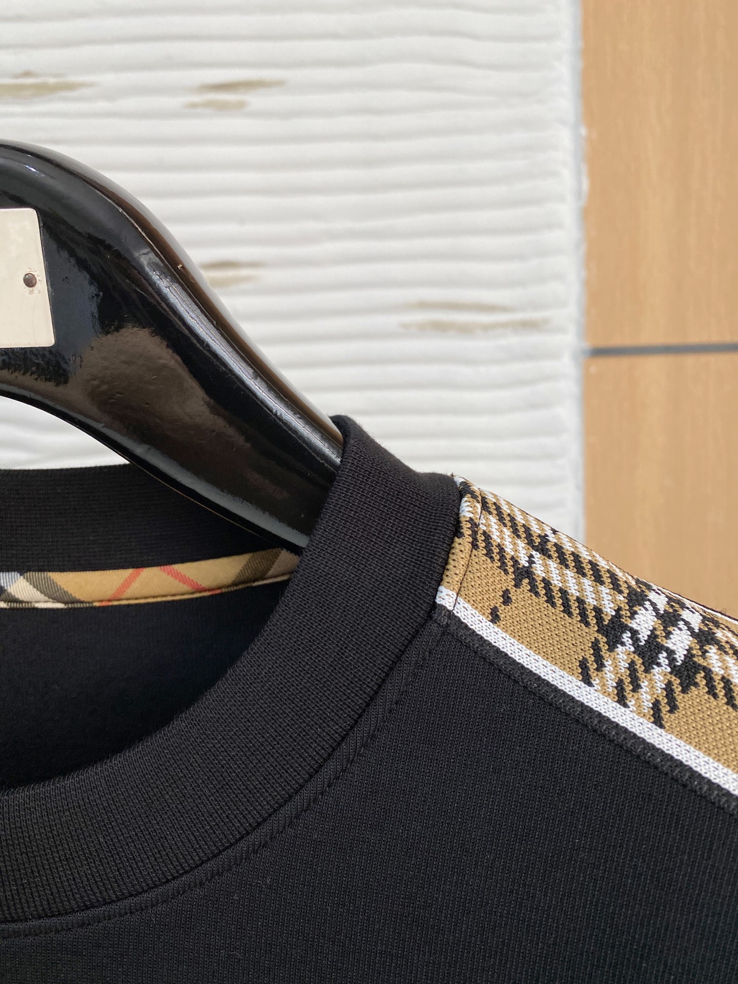 。巴宝莉*2025秋冬  几何拼接的设计 很有亮点，标志字母刺绣🪡细节上凸显质感 整体设计上身时尚而赋予