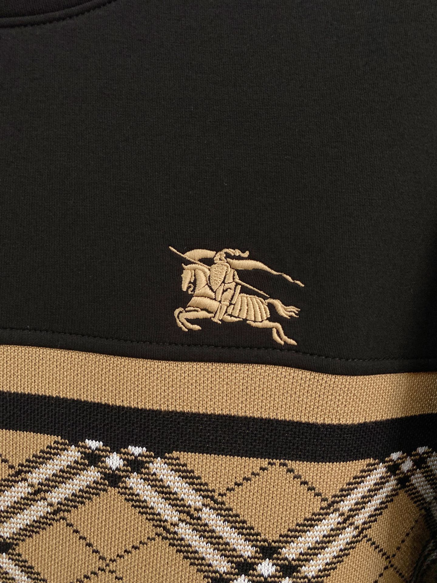 。巴宝莉*2025秋冬  几何拼接的设计 很有亮点，标志字母刺绣🪡细节上凸显质感 整体设计上身时尚而赋予