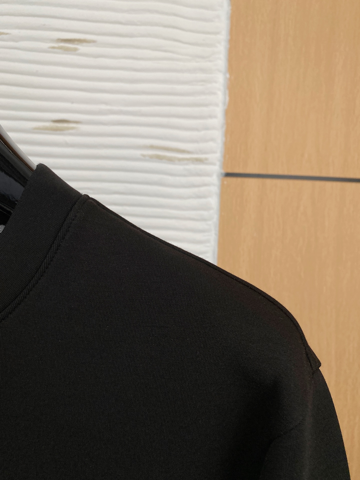 。巴宝莉*2025秋冬  几何拼接的设计 很有亮点，标志字母刺绣🪡细节上凸显质感 整体设计上身时尚而赋予