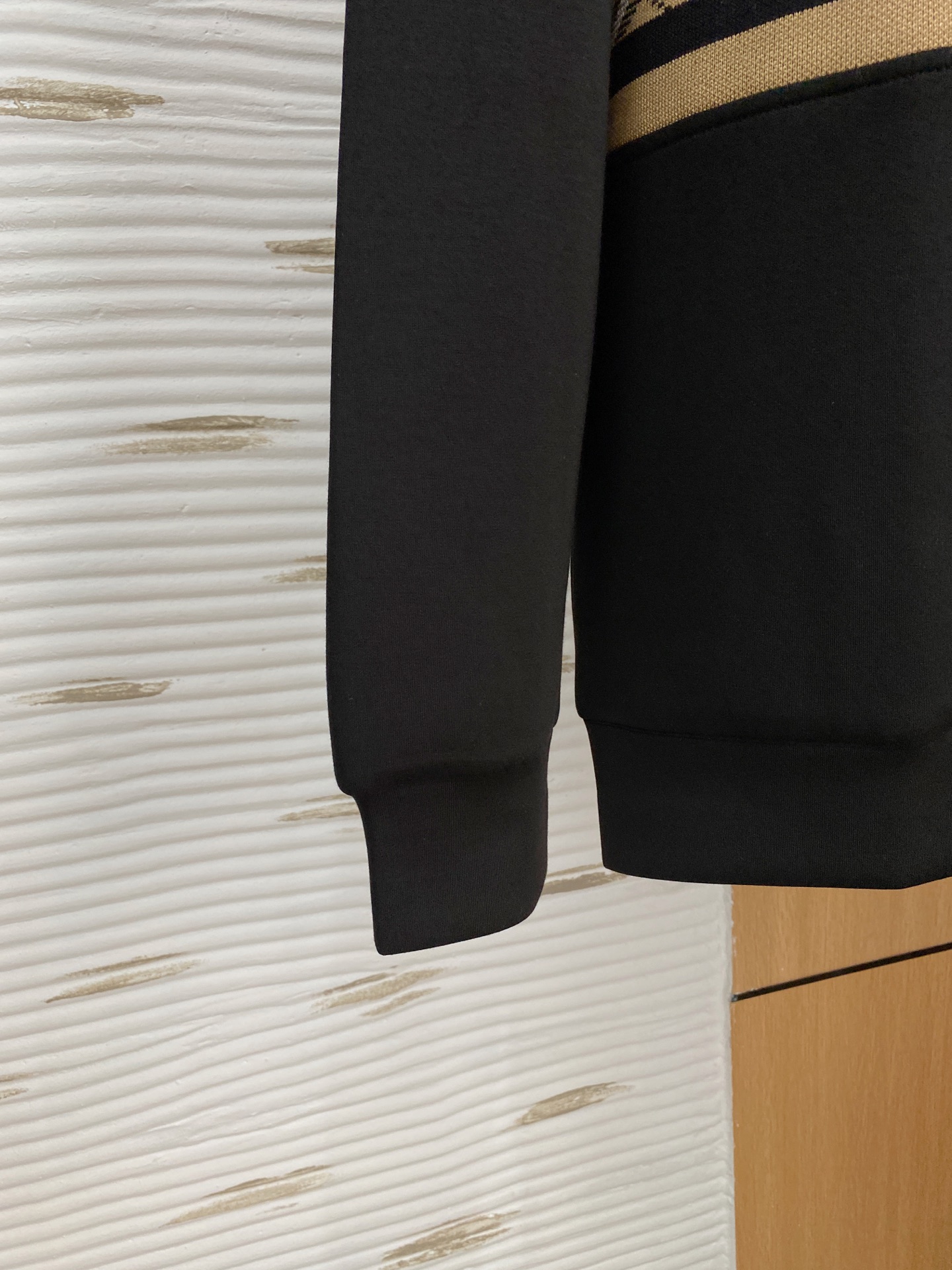 。巴宝莉*2025秋冬  几何拼接的设计 很有亮点，标志字母刺绣🪡细节上凸显质感 整体设计上身时尚而赋予