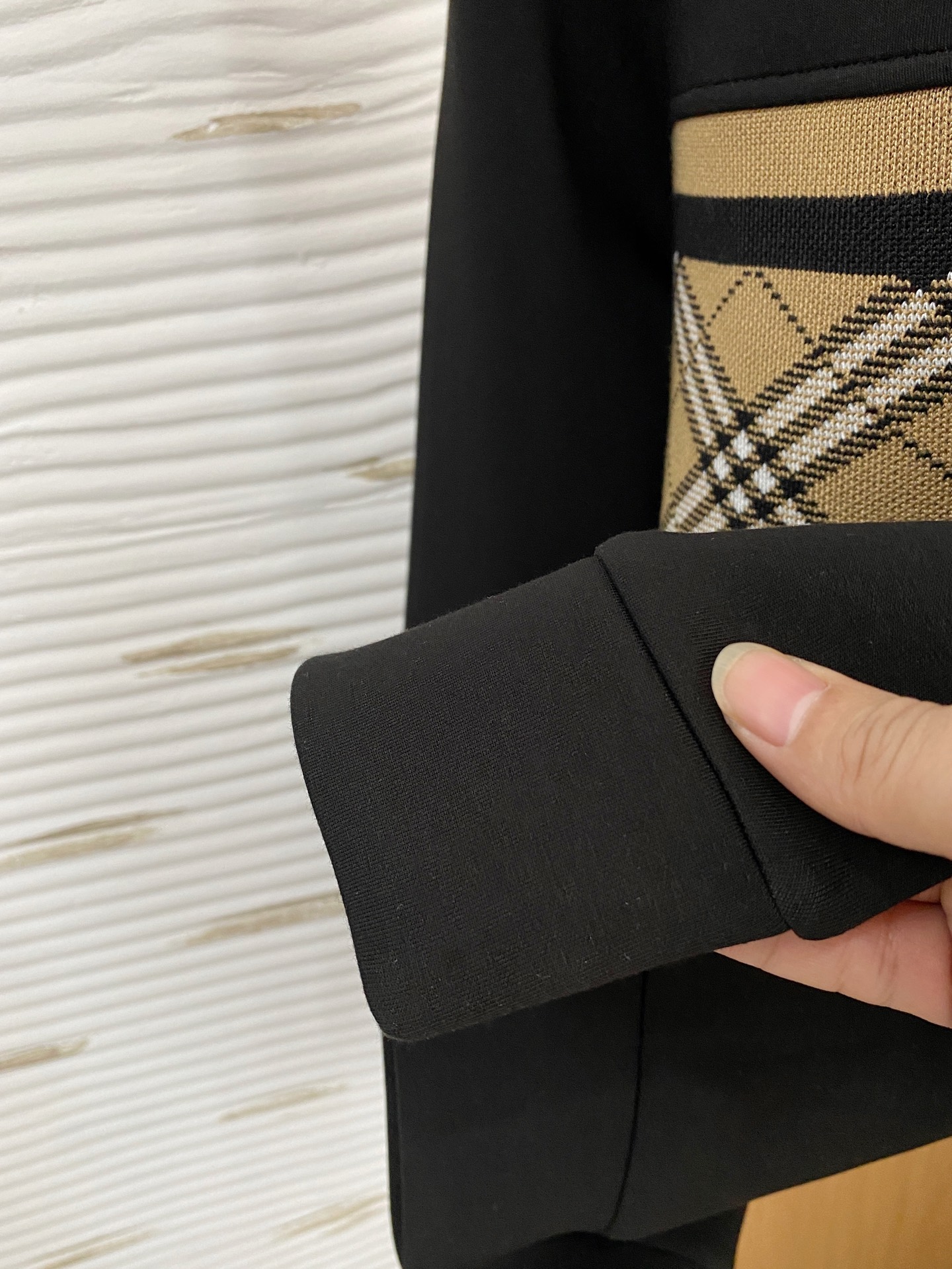 。巴宝莉*2025秋冬  几何拼接的设计 很有亮点，标志字母刺绣🪡细节上凸显质感 整体设计上身时尚而赋予