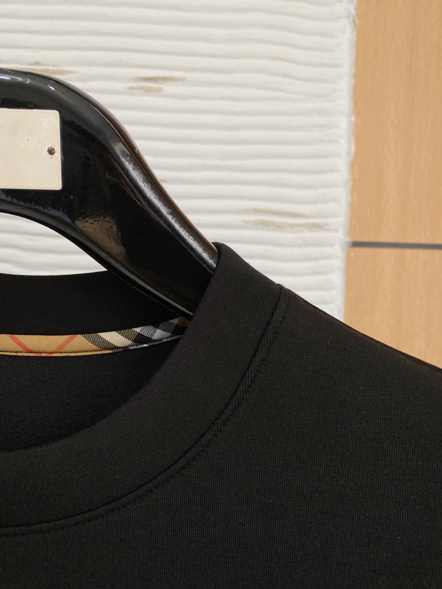 。巴宝莉*2025秋冬  几何拼接的设计 很有亮点，标志字母刺绣🪡细节上凸显质感 整体设计上身时尚而赋予