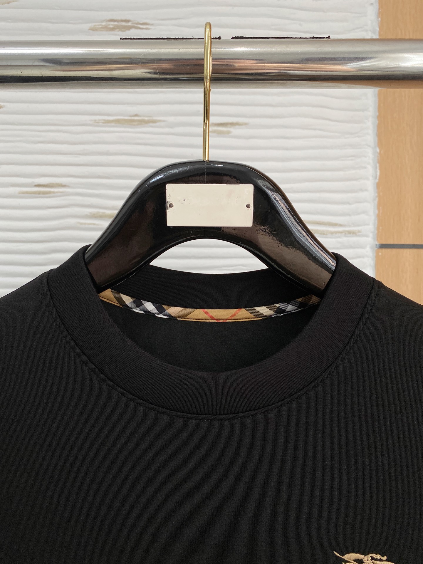 。巴宝莉*2025秋冬  几何拼接的设计 很有亮点，标志字母刺绣🪡细节上凸显质感 整体设计上身时尚而赋予