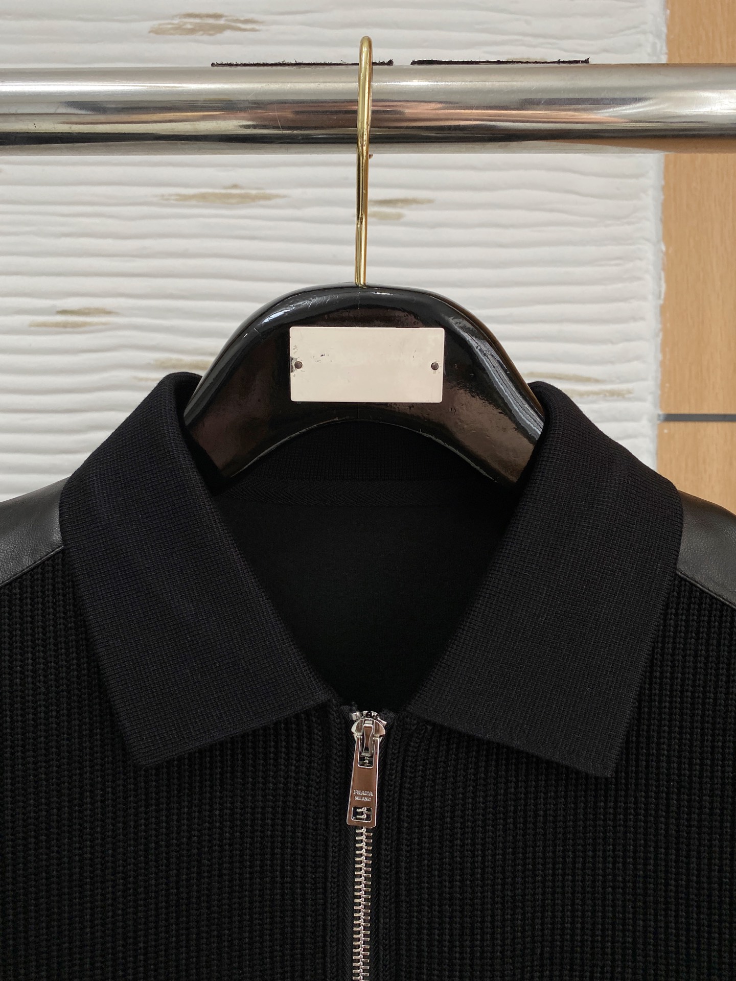 。普拉达 2025秋冬  羊毛混纺套头针织卫衣  几何拼皮的口袋设计 很有亮点，标志字母纽扣 细节上凸显