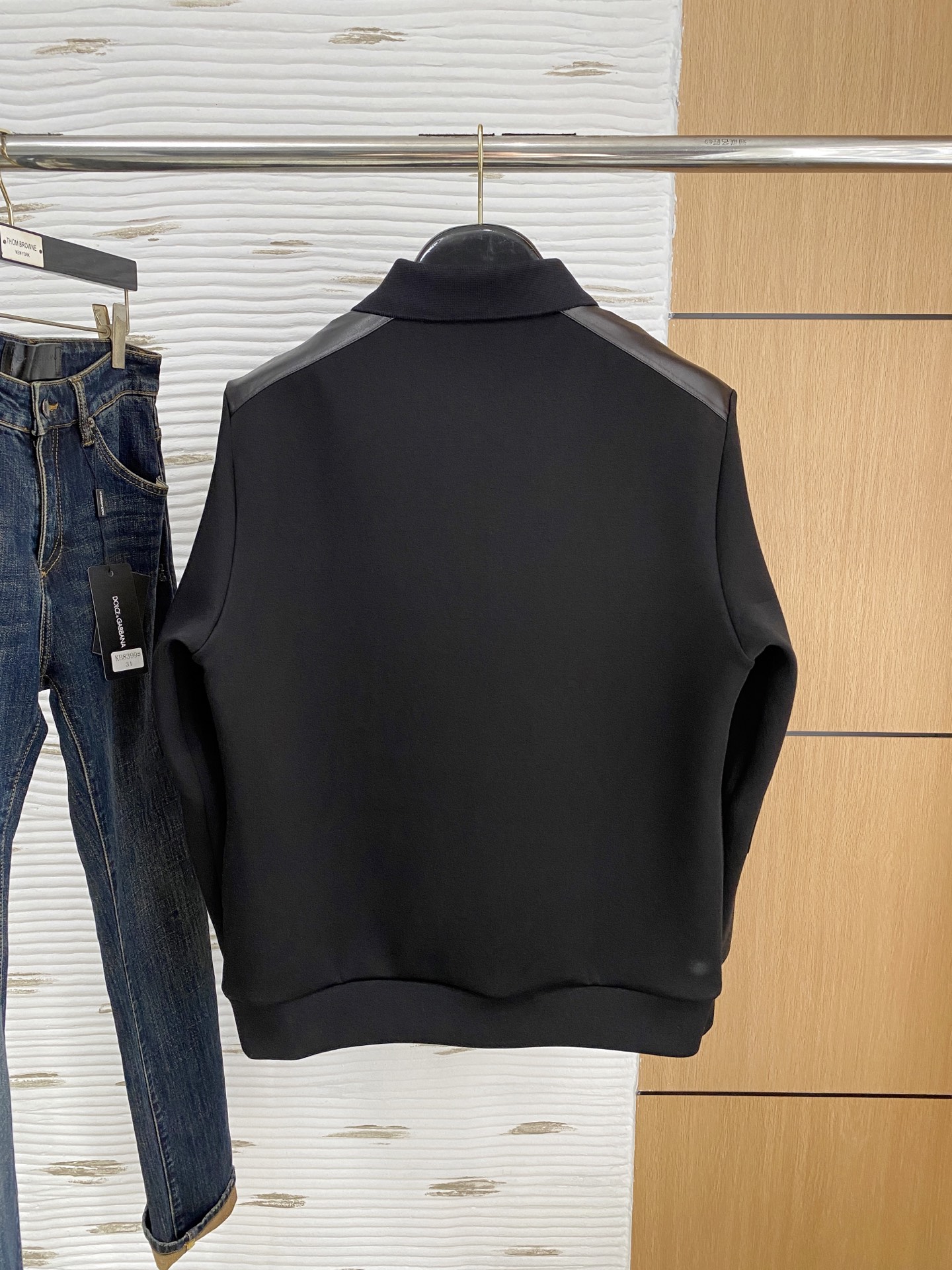 。普拉达 2025秋冬  羊毛混纺套头针织卫衣  几何拼皮的口袋设计 很有亮点，标志字母纽扣 细节上凸显