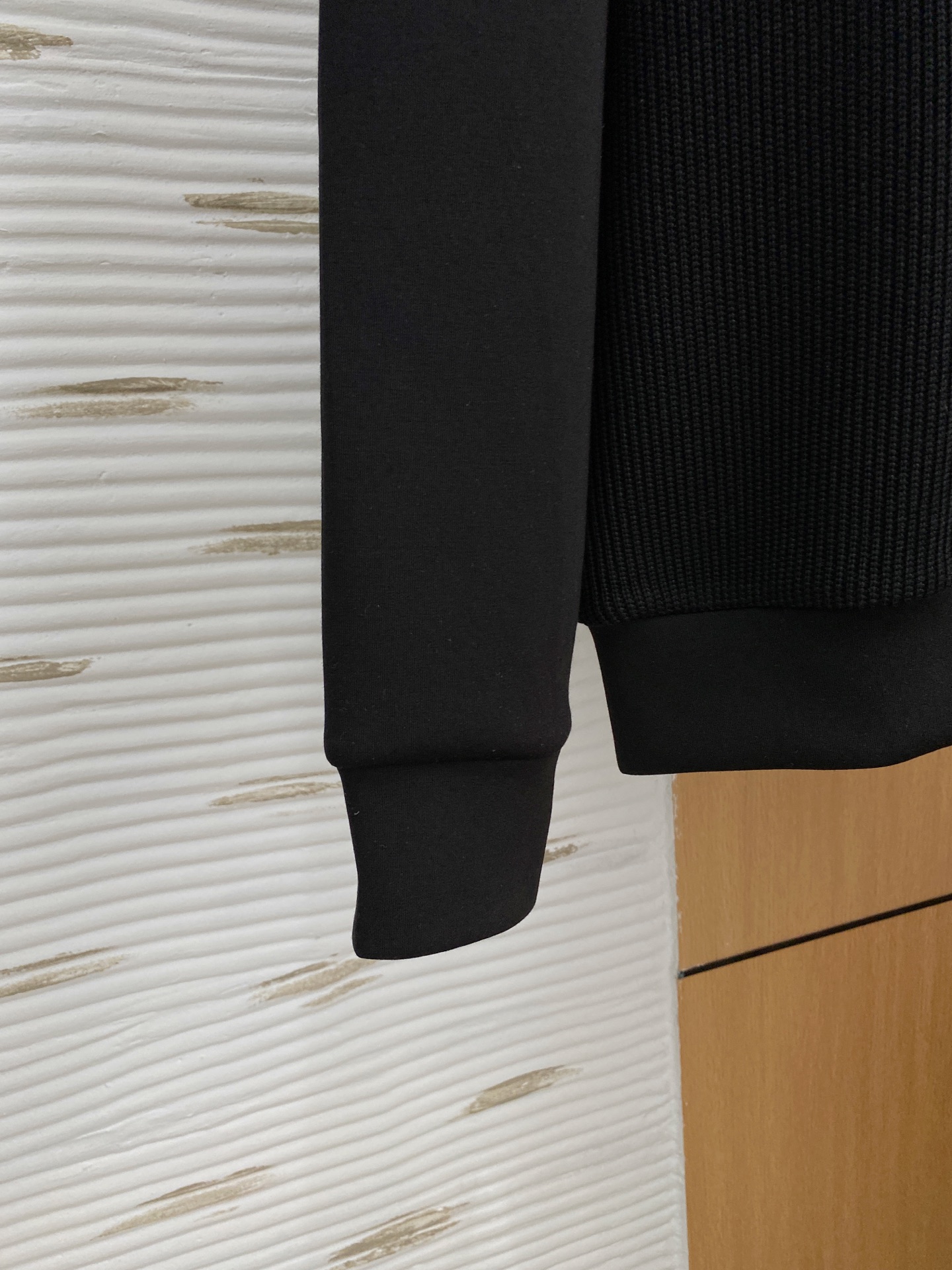 。普拉达 2025秋冬  羊毛混纺套头针织卫衣  几何拼皮的口袋设计 很有亮点，标志字母纽扣 细节上凸显