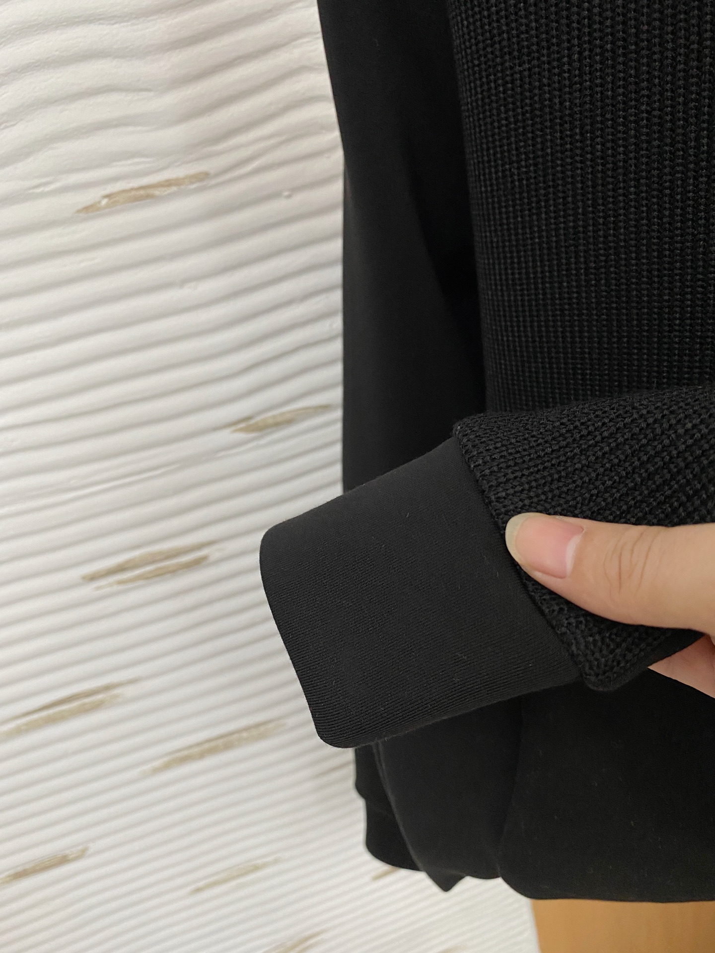 。普拉达 2025秋冬  羊毛混纺套头针织卫衣  几何拼皮的口袋设计 很有亮点，标志字母纽扣 细节上凸显