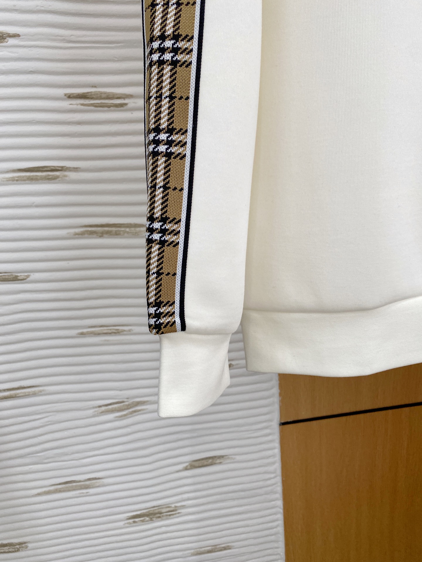 。巴宝莉*2025秋冬  几何拼接的设计 很有亮点，标志字母刺绣🪡细节上凸显质感 整体设计上身时尚而赋予