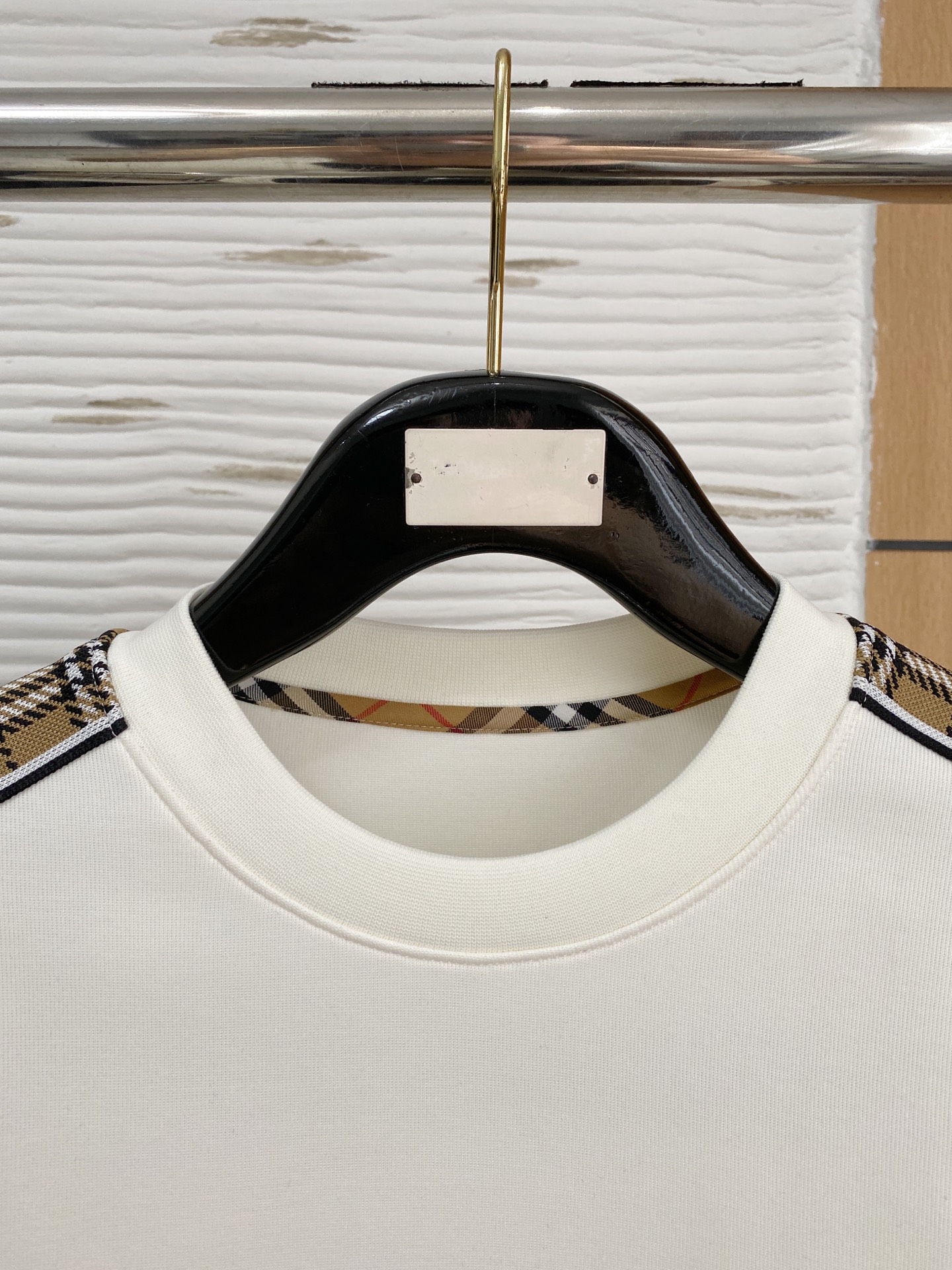 。巴宝莉*2025秋冬  几何拼接的设计 很有亮点，标志字母刺绣🪡细节上凸显质感 整体设计上身时尚而赋予