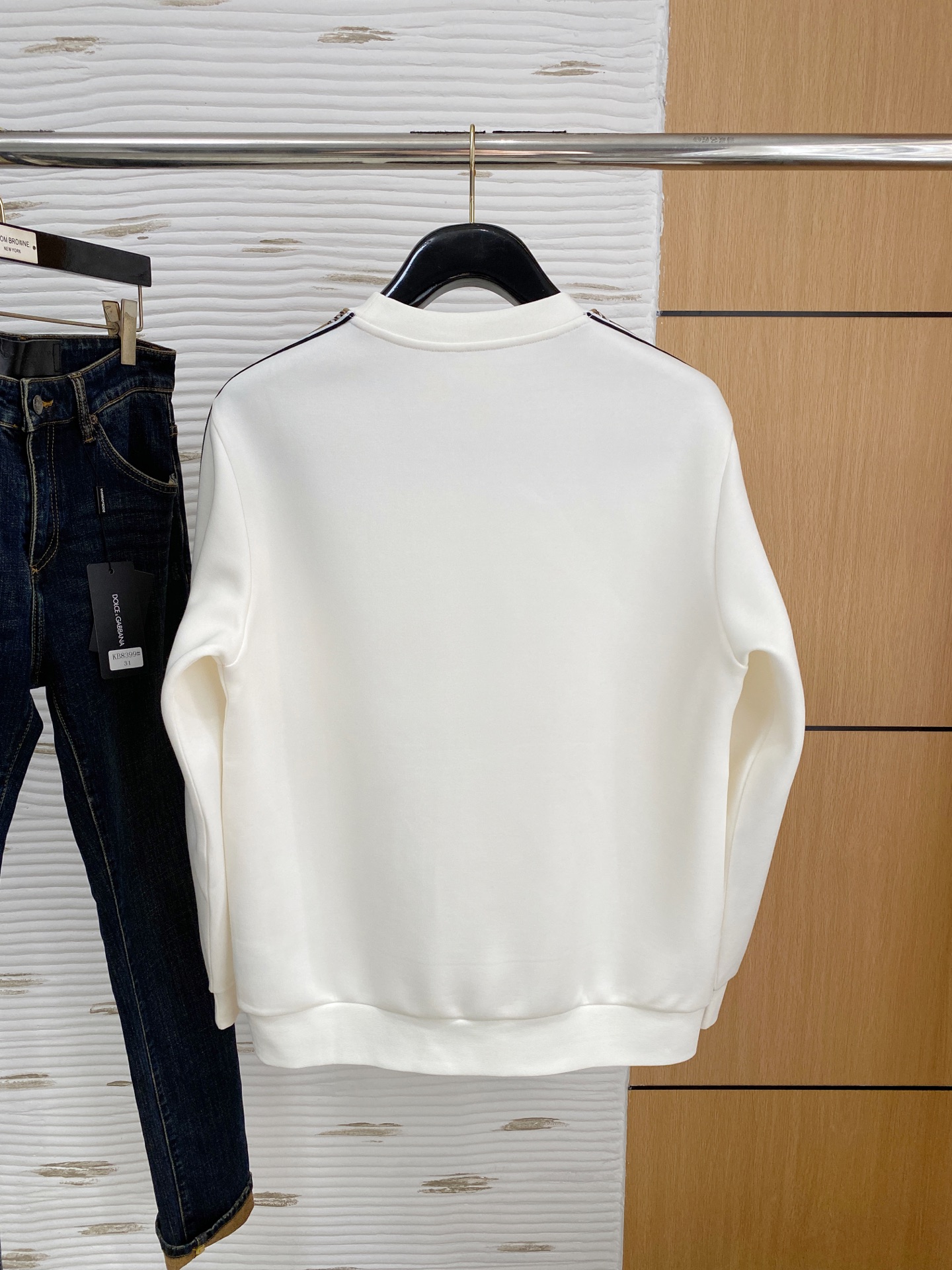 。巴宝莉*2025秋冬  几何拼接的设计 很有亮点，标志字母刺绣🪡细节上凸显质感 整体设计上身时尚而赋予