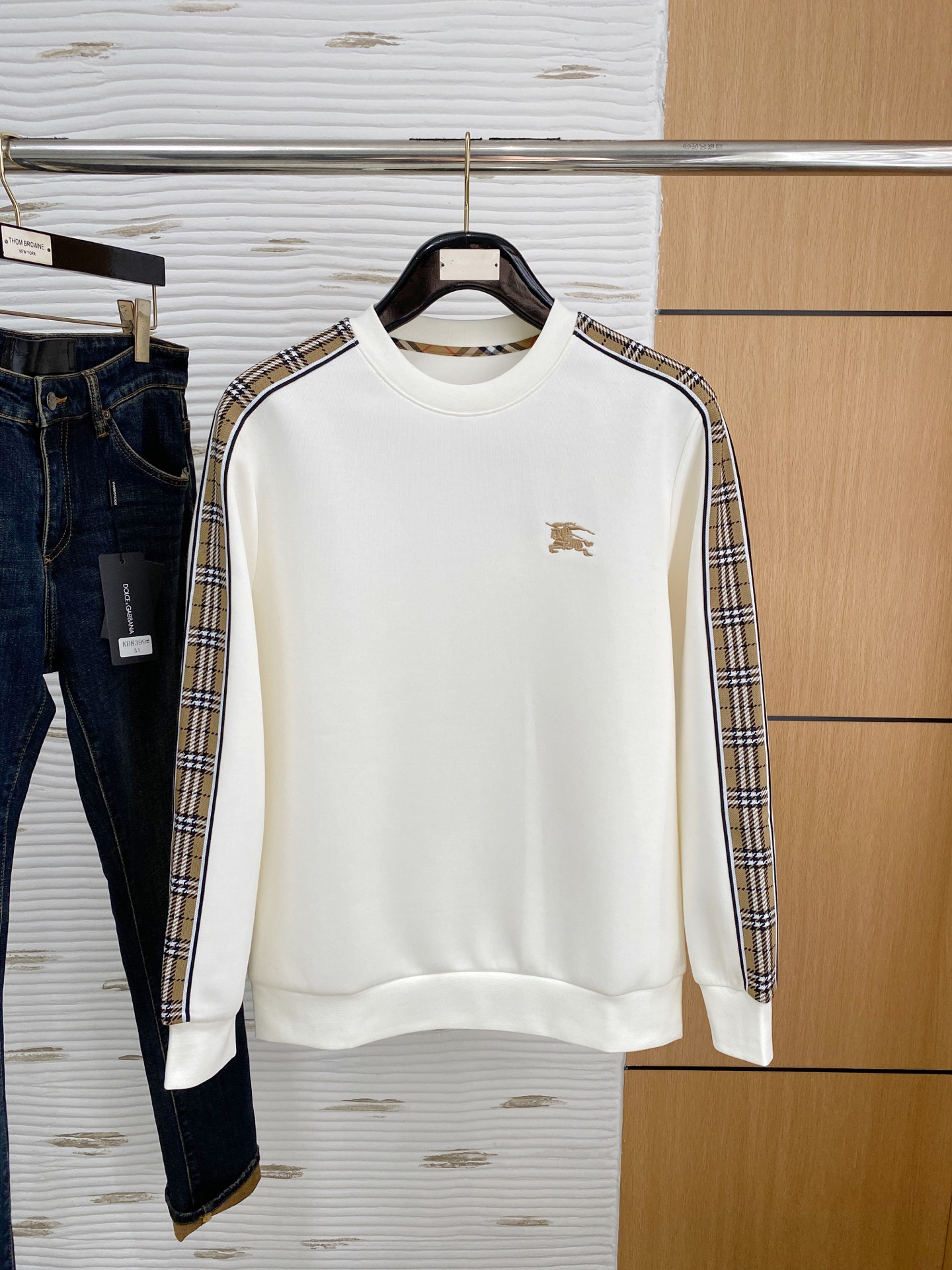 。巴宝莉*2025秋冬  几何拼接的设计 很有亮点，标志字母刺绣🪡细节上凸显质感 整体设计上身时尚而赋予