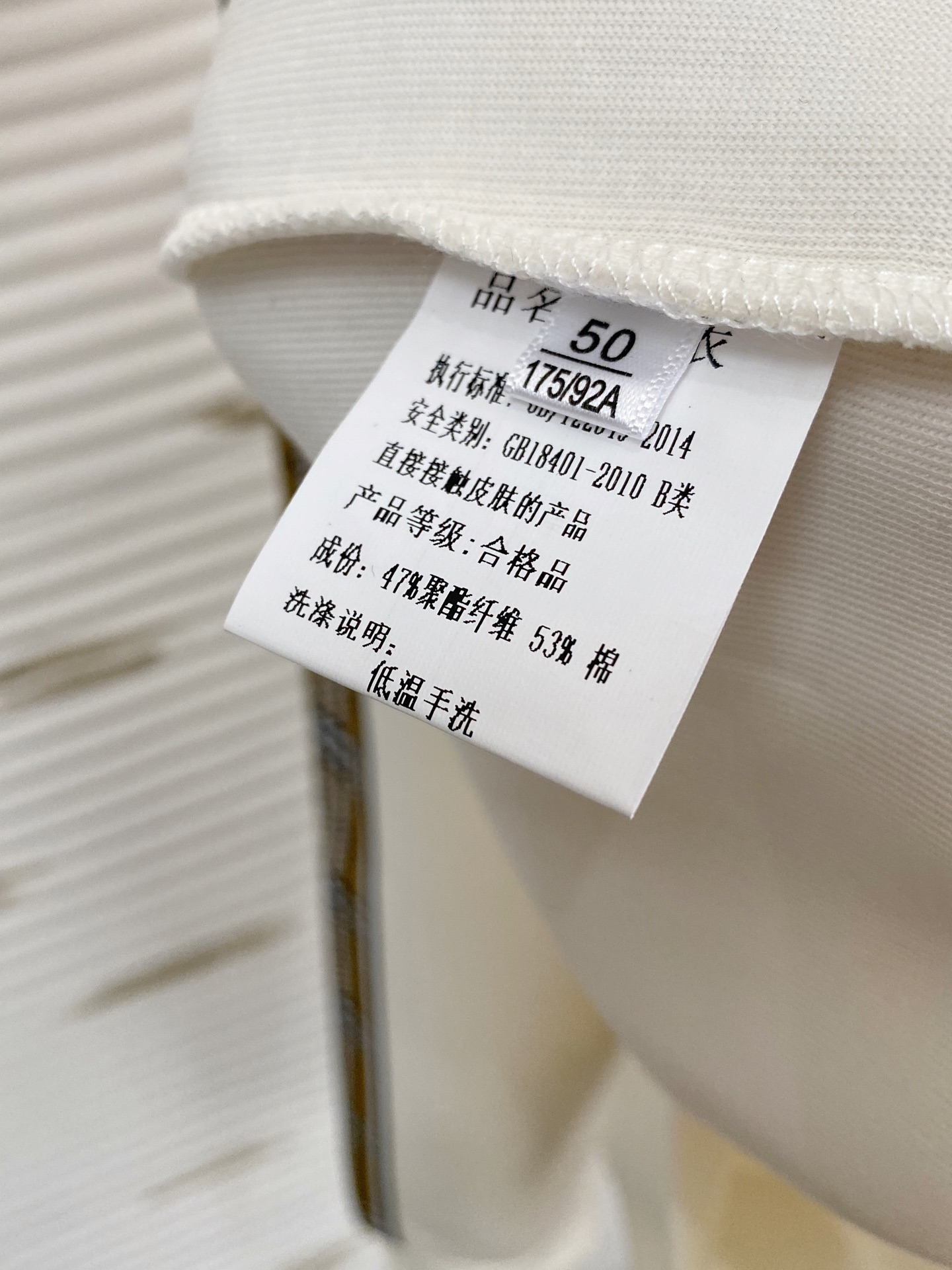 。巴宝莉*2025秋冬  几何拼接的设计 很有亮点，标志字母刺绣🪡细节上凸显质感 整体设计上身时尚而赋予