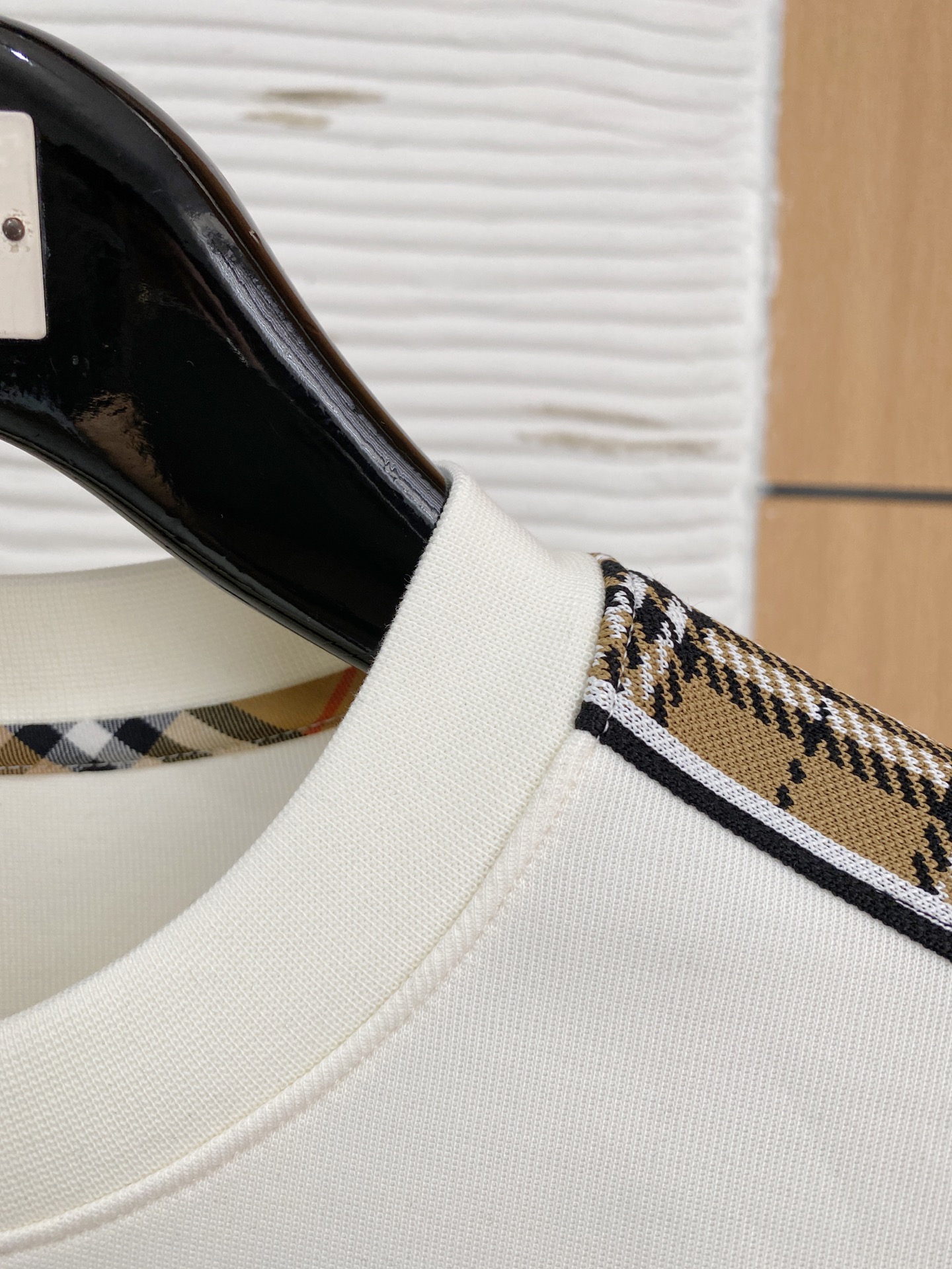 。巴宝莉*2025秋冬  几何拼接的设计 很有亮点，标志字母刺绣🪡细节上凸显质感 整体设计上身时尚而赋予