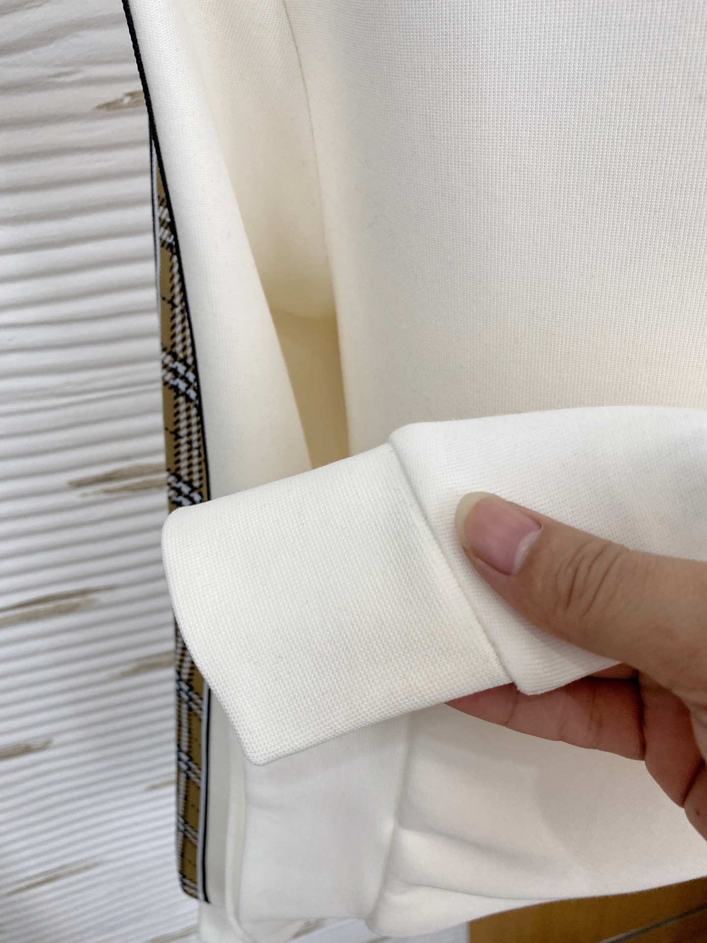 。巴宝莉*2025秋冬  几何拼接的设计 很有亮点，标志字母刺绣🪡细节上凸显质感 整体设计上身时尚而赋予