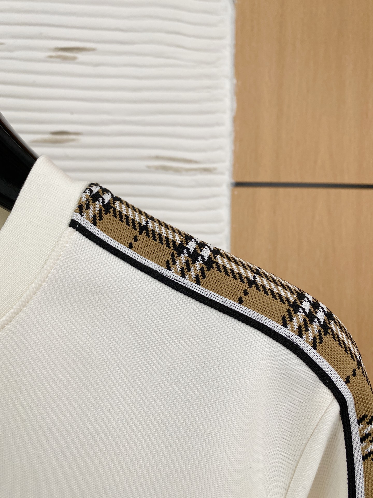 。巴宝莉*2025秋冬  几何拼接的设计 很有亮点，标志字母刺绣🪡细节上凸显质感 整体设计上身时尚而赋予